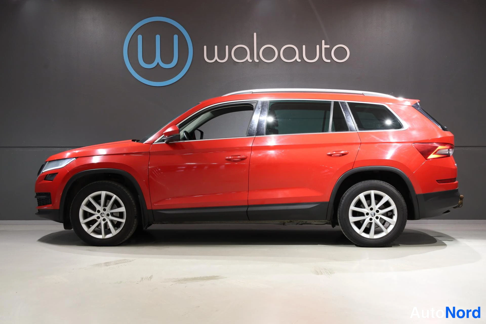 Punainen Skoda Kodiaq 2017, etuviisto, keula vasemmalle, kuva 3