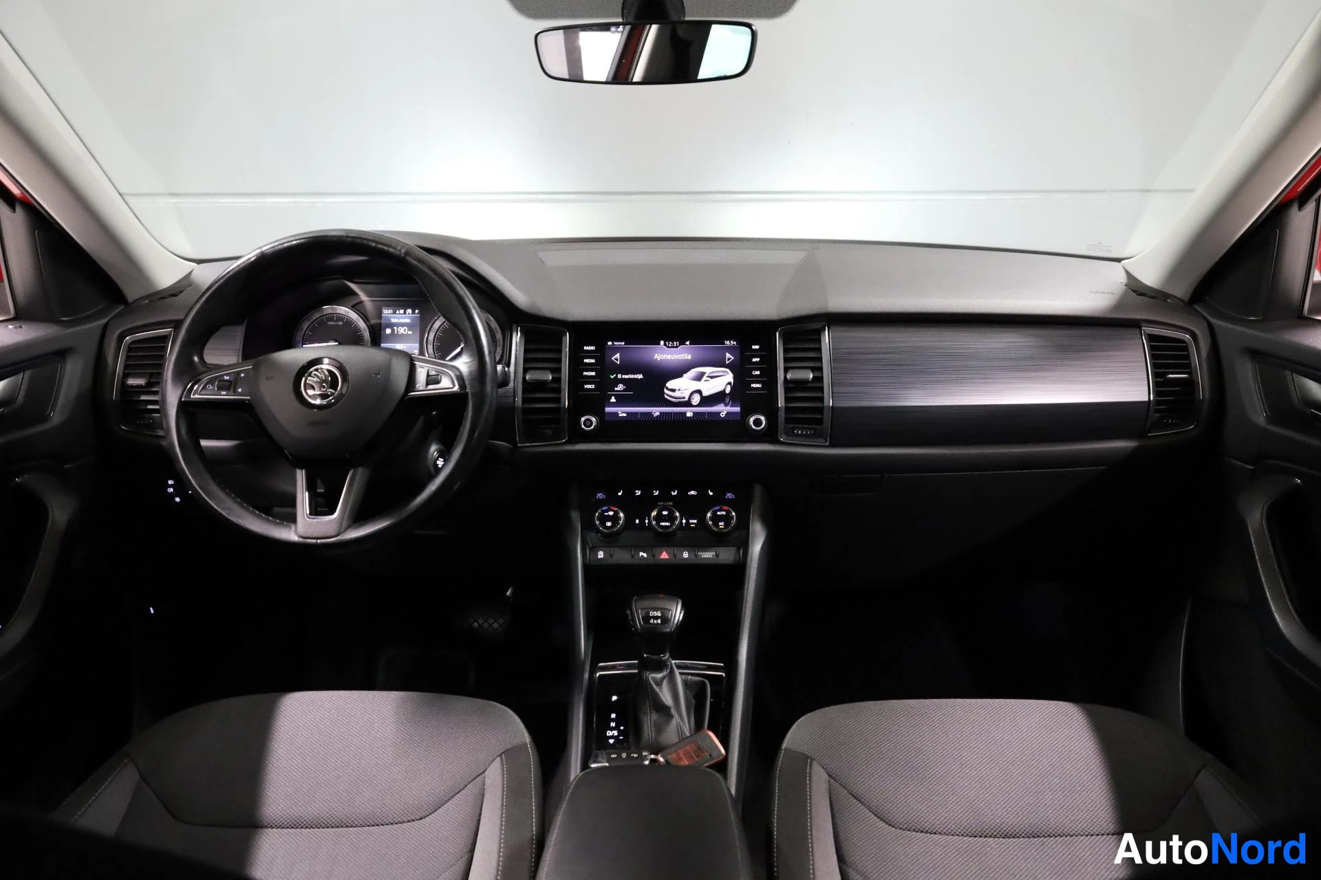Punainen Skoda Kodiaq 2017, ohjaamo, kuva 10