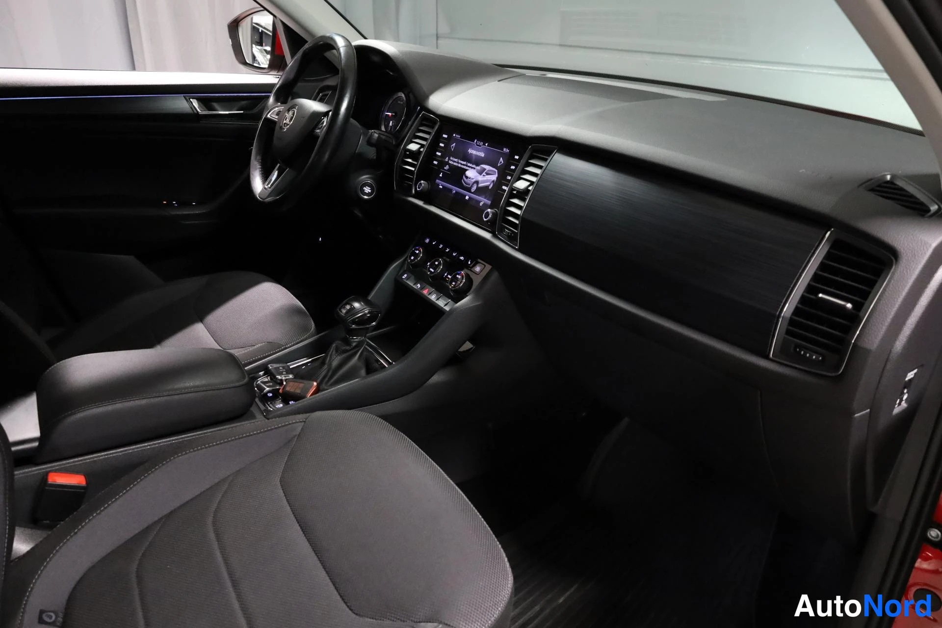 Punainen Skoda Kodiaq 2017, ohjaamo, kuva 11