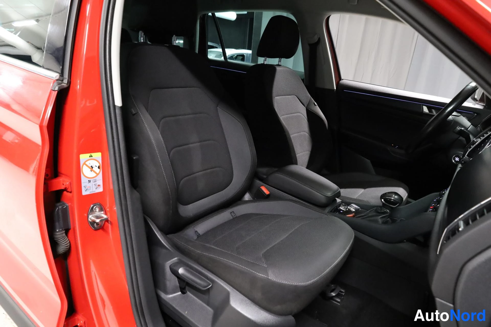 Punainen Skoda Kodiaq 2017, etuistuimet, kuva 13