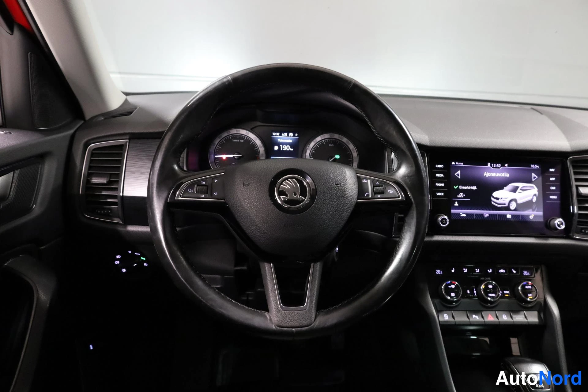 Punainen Skoda Kodiaq 2017, ohjaamo, kuva 9