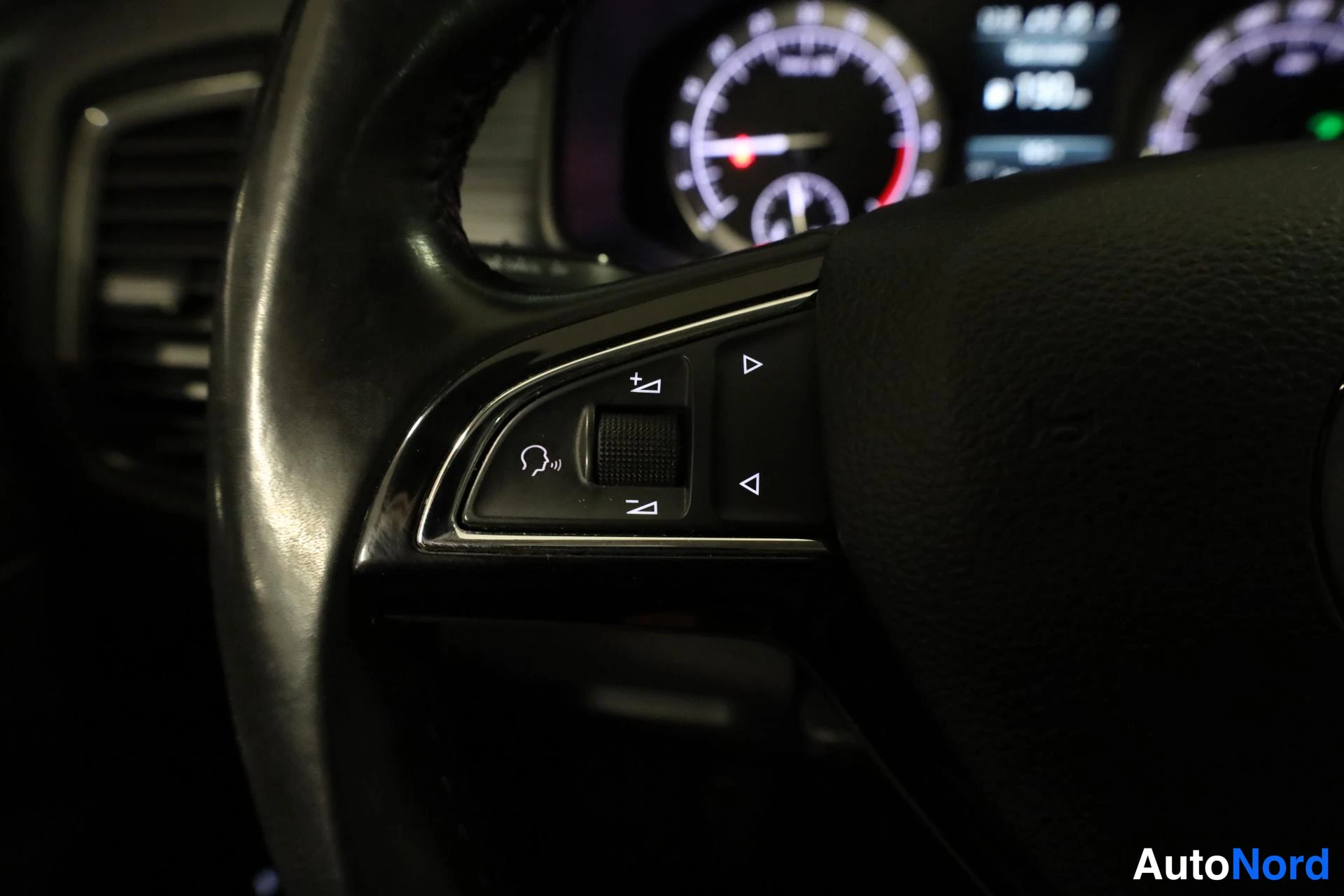 Punainen Skoda Kodiaq 2017, yksityiskohta, kuva 17