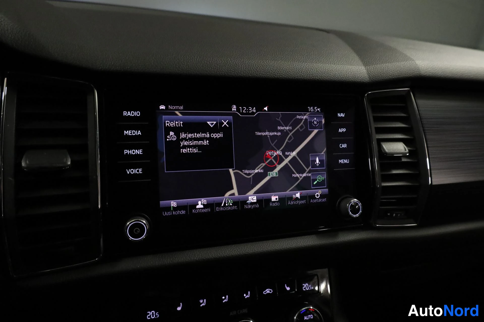 Punainen Skoda Kodiaq 2017, yksityiskohta, kuva 22
