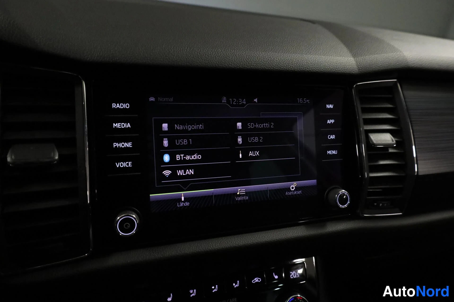 Punainen Skoda Kodiaq 2017, yksityiskohta, kuva 23