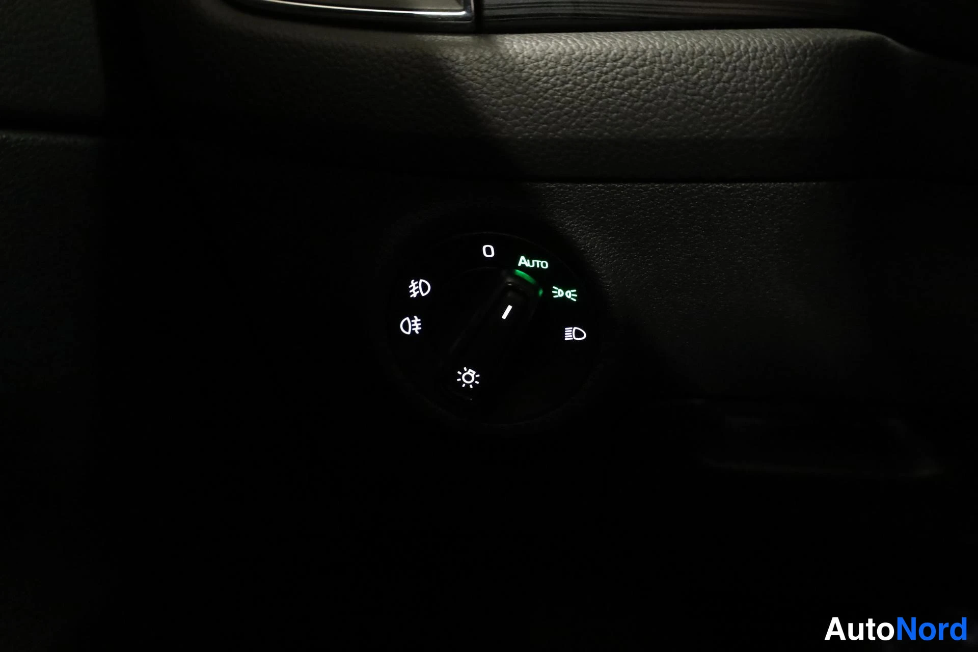 Punainen Skoda Kodiaq 2017, yksityiskohta, kuva 28