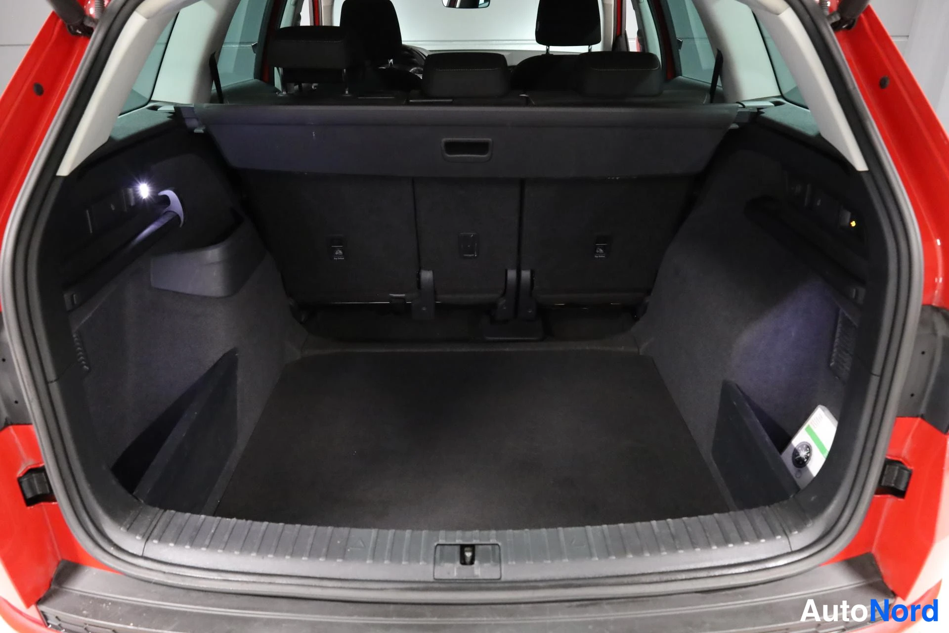 Punainen Skoda Kodiaq 2017, tavaratila, kuva 16