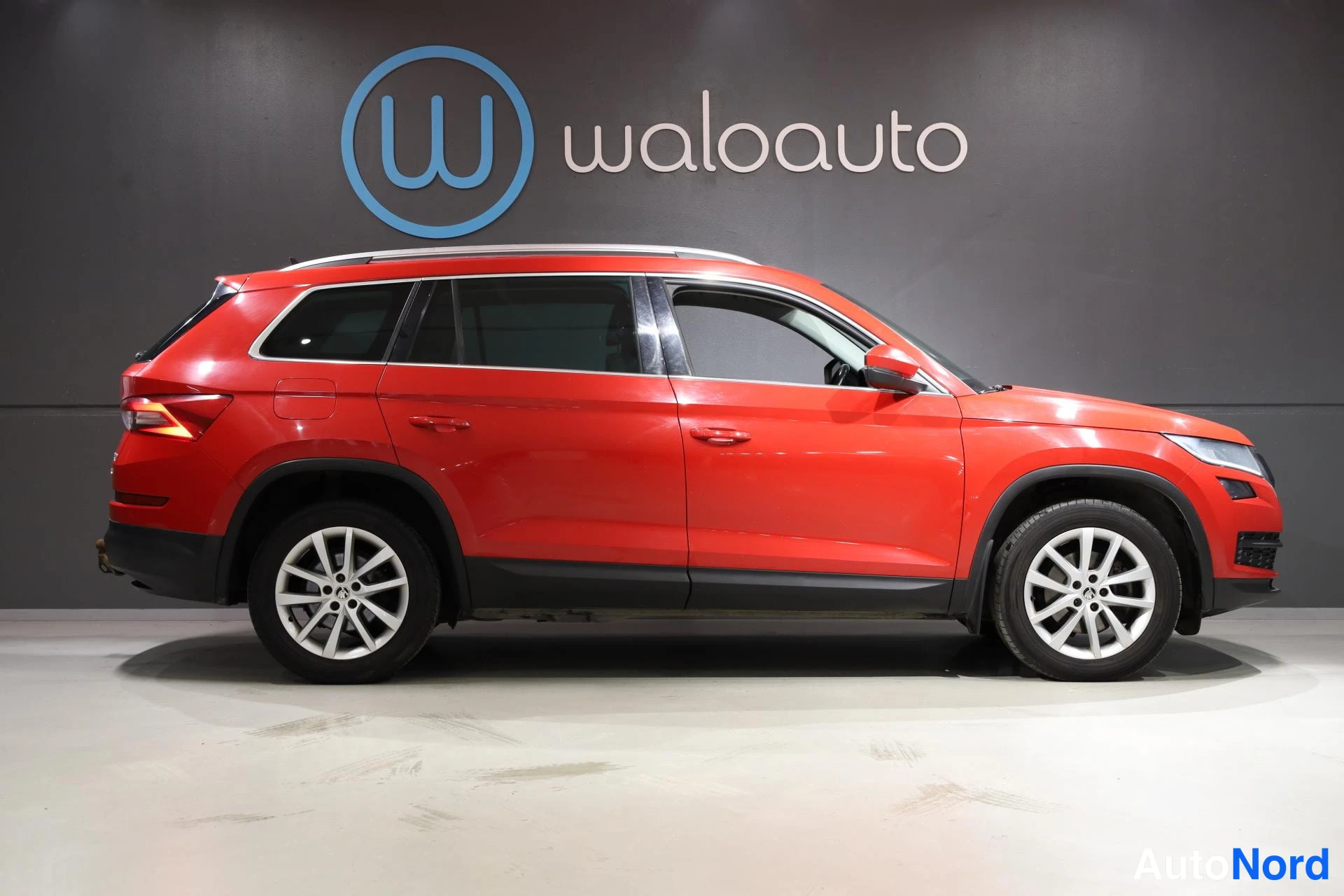 Punainen Skoda Kodiaq 2017, etuviisto, keula oikealle, kuva 4