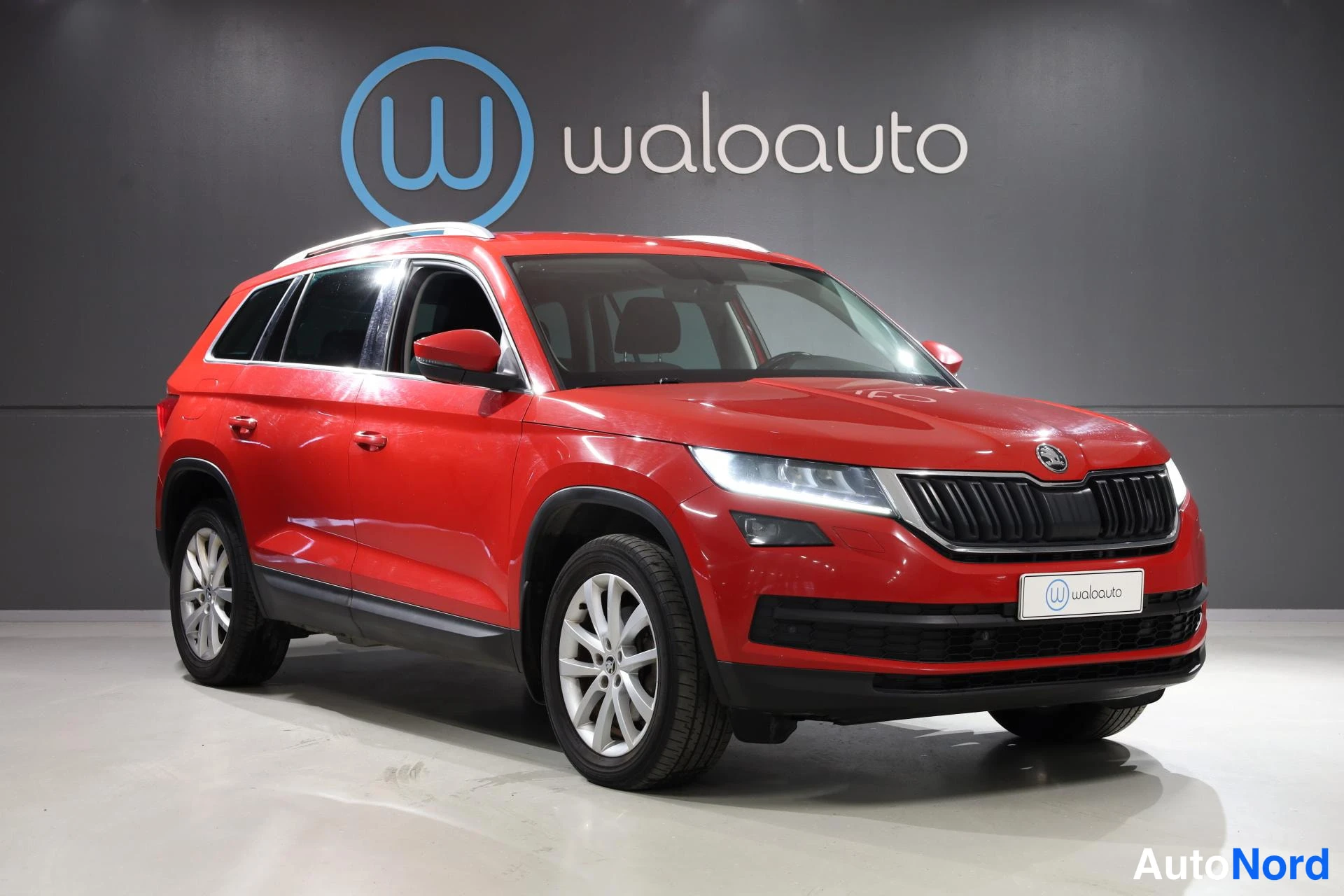 Punainen Skoda Kodiaq 2017, etuviisto, keula oikealle, kuva 2