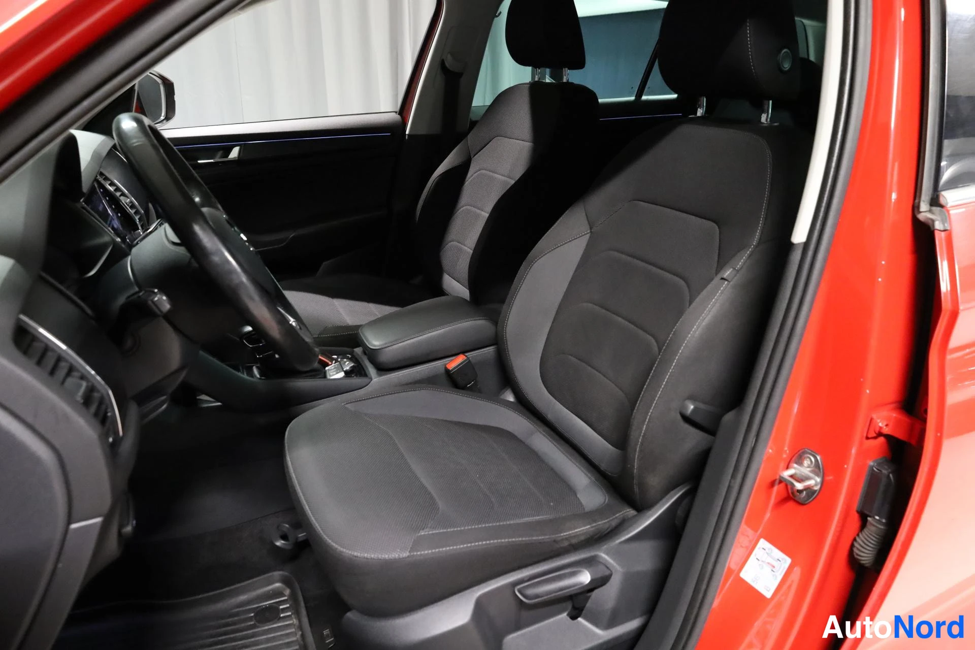 Punainen Skoda Kodiaq 2017, etuistuimet, kuva 12