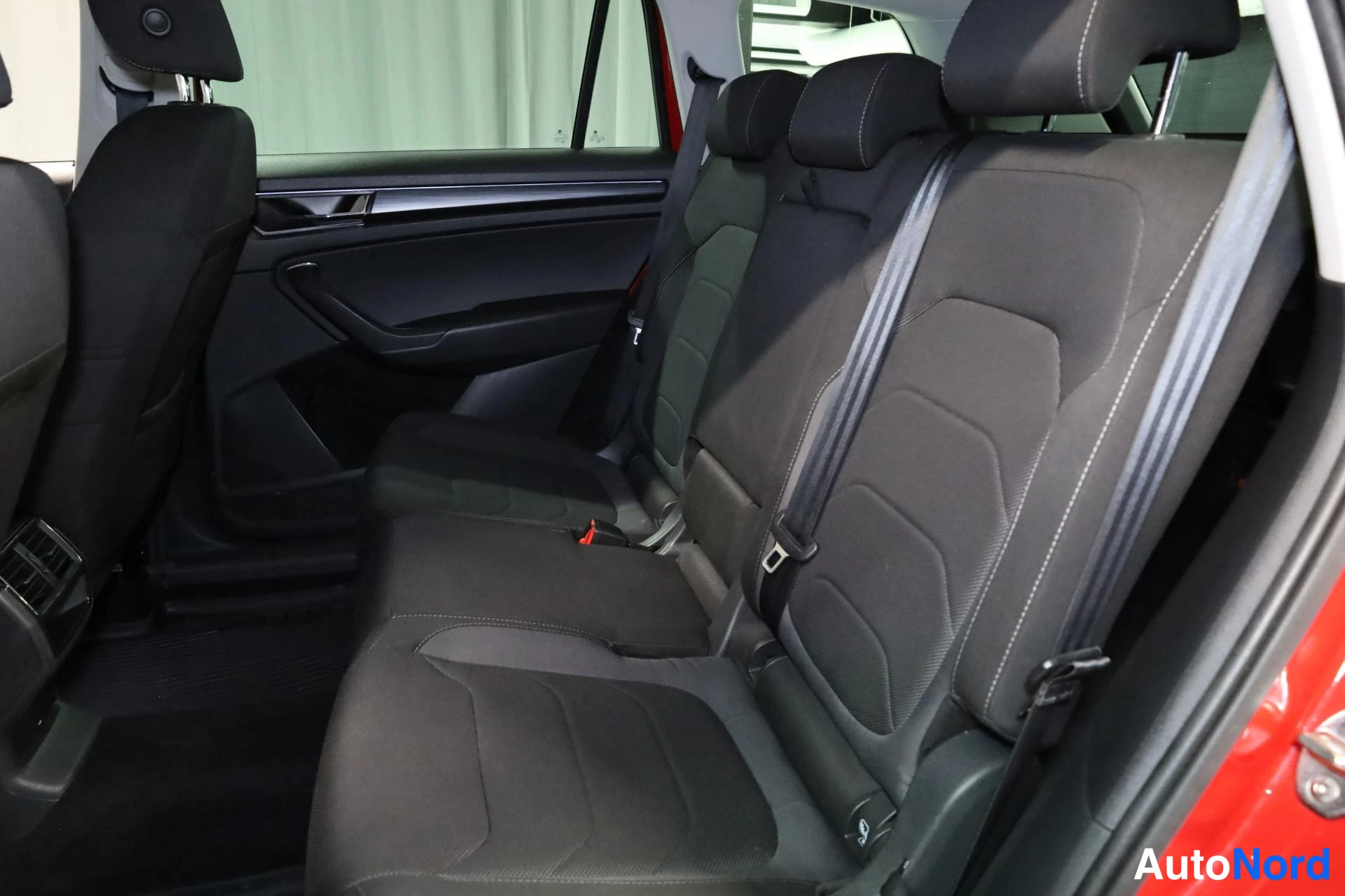 Punainen Skoda Kodiaq 2017, takaistuimet, kuva 15