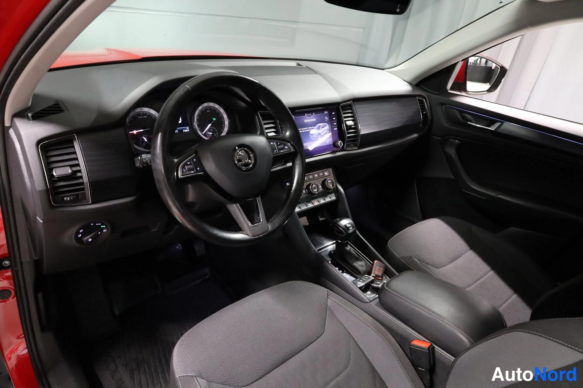 Punainen Skoda Kodiaq 2017, etuistuimet, kuva 14