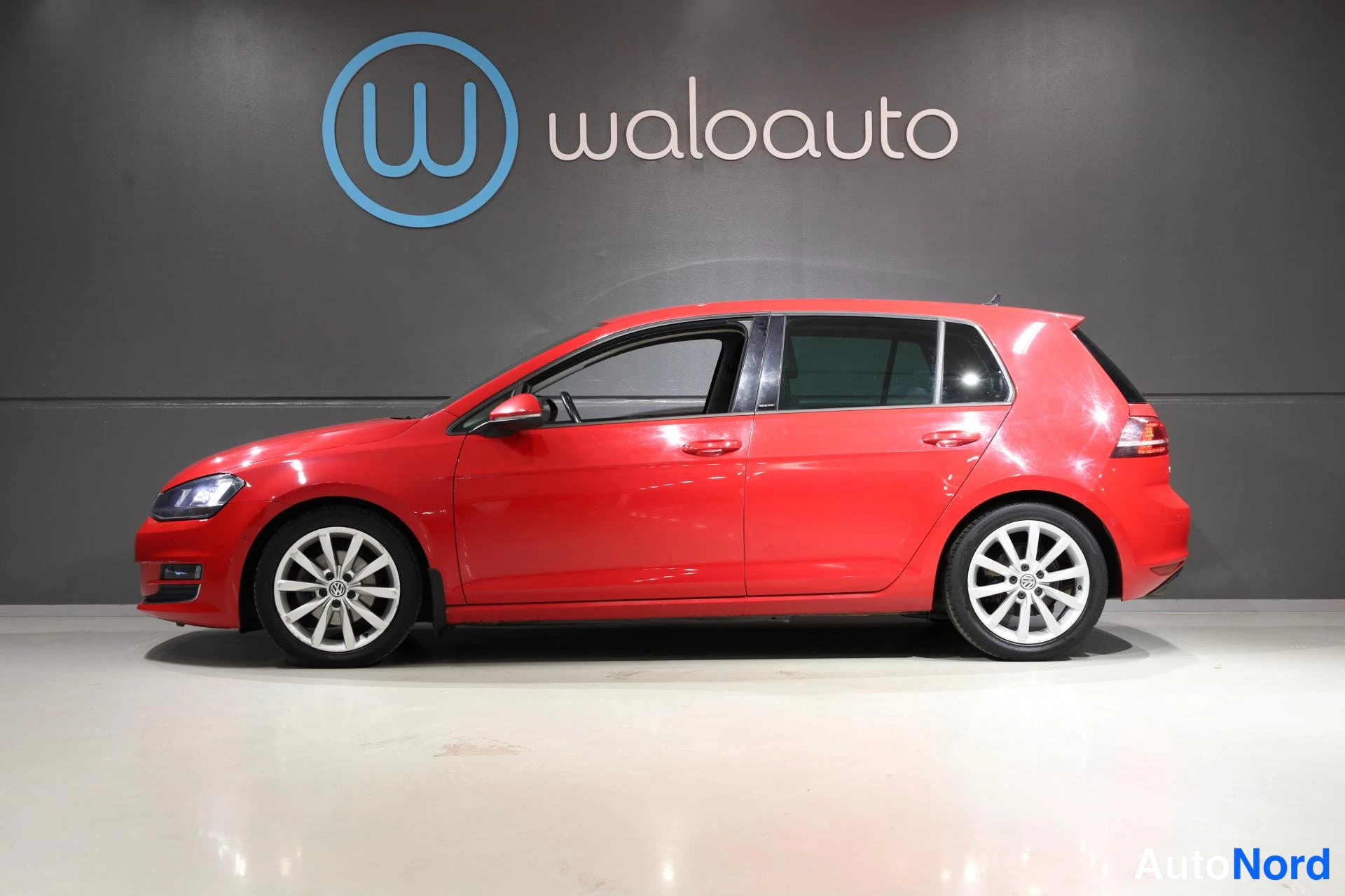 Punainen Volkswagen Golf 2016, etuviisto, keula vasemmalle, kuva 2