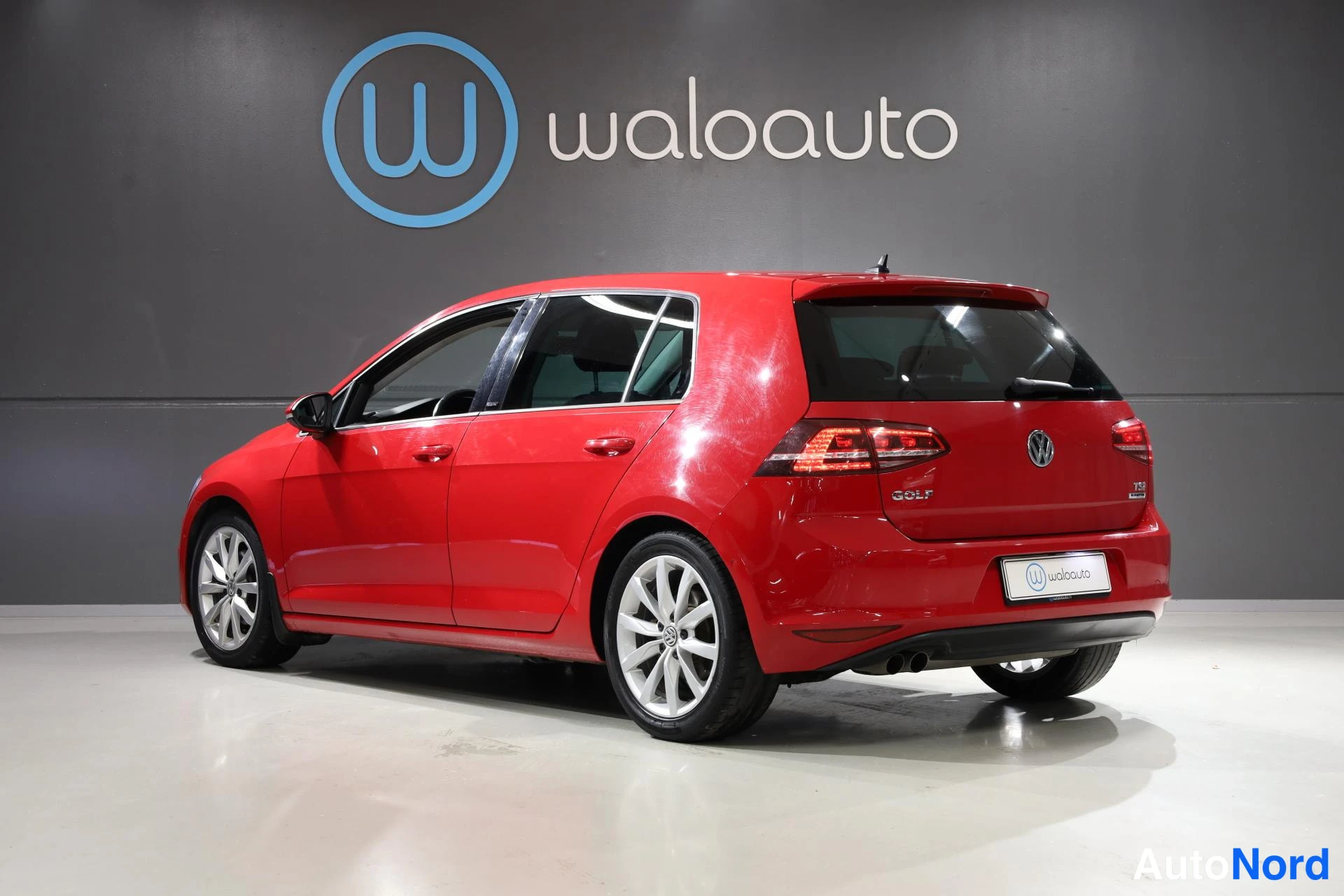 Punainen Volkswagen Golf 2016, takaviisto, kuva 6