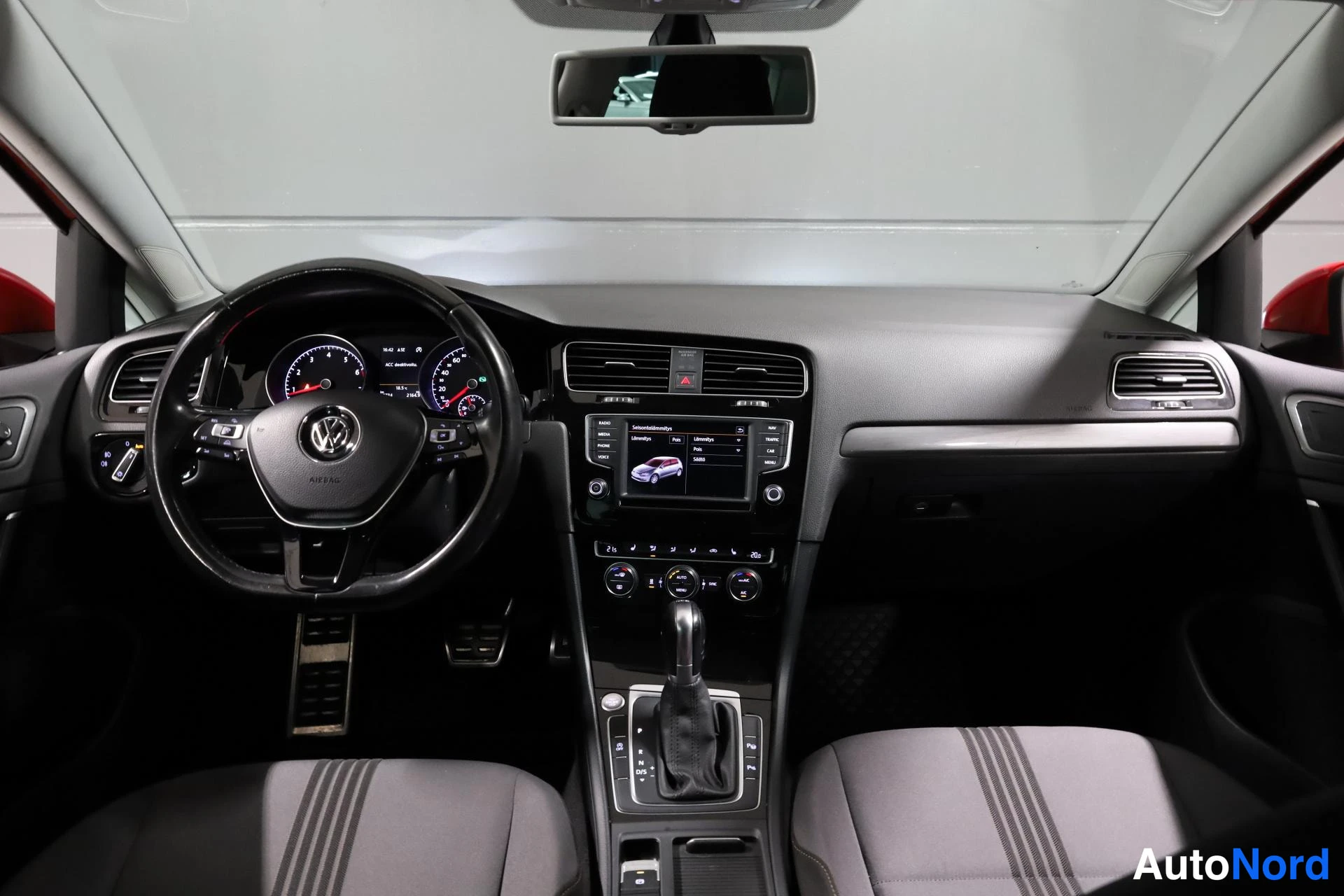 Punainen Volkswagen Golf 2016, ohjaamo, kuva 10