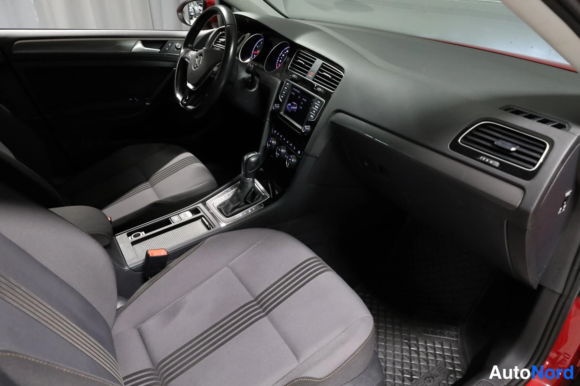 Punainen Volkswagen Golf 2016, ohjaamo, kuva 11