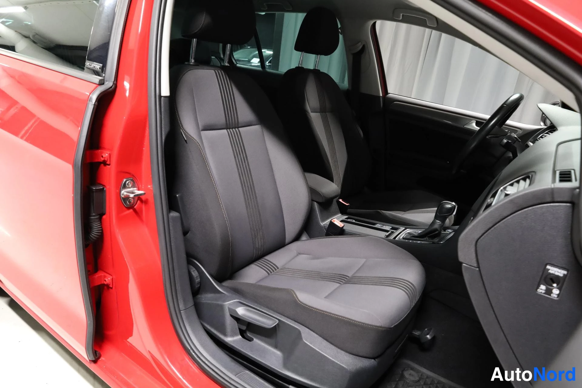 Punainen Volkswagen Golf 2016, etuistuimet, kuva 14