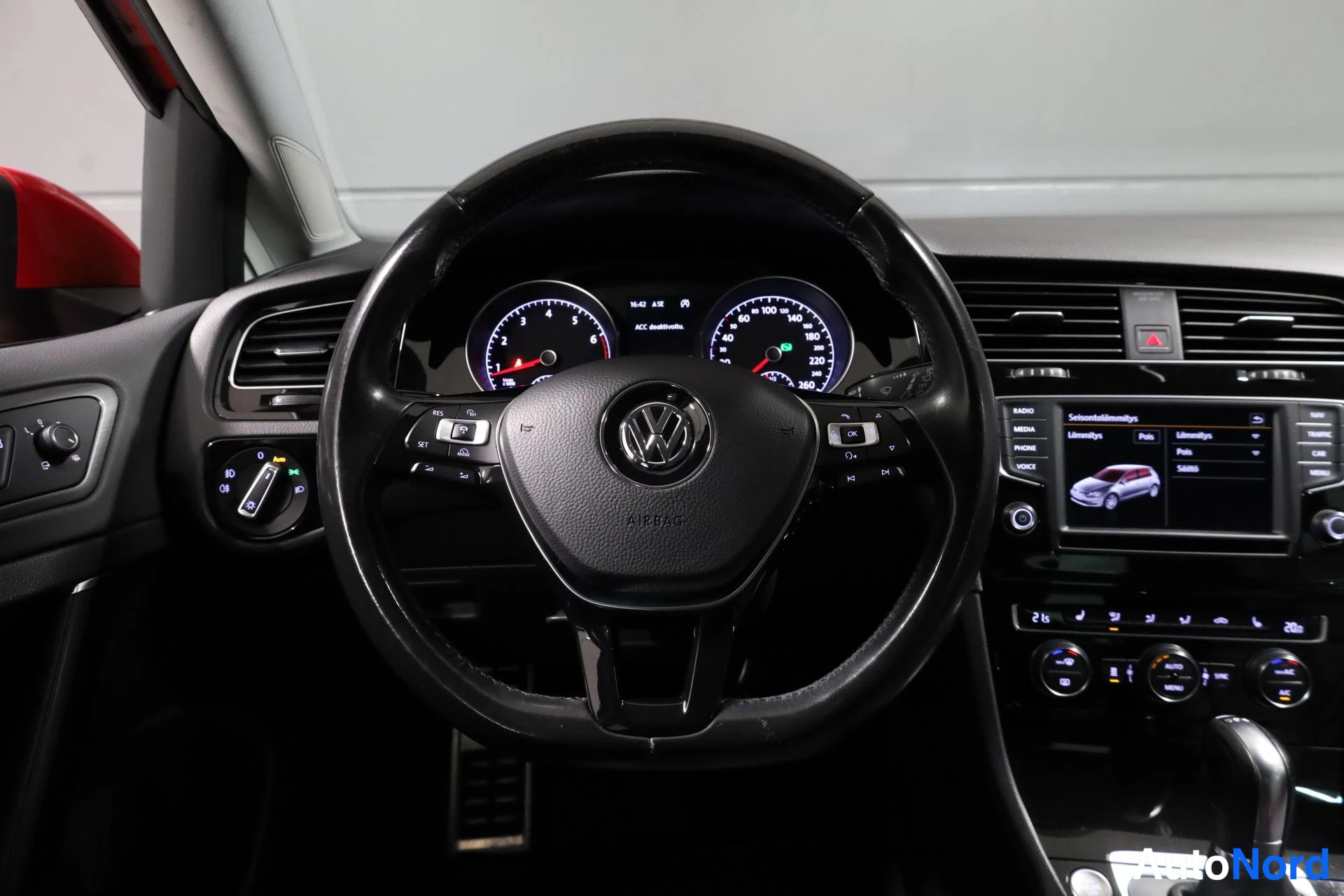 Punainen Volkswagen Golf 2016, ohjaamo, kuva 12