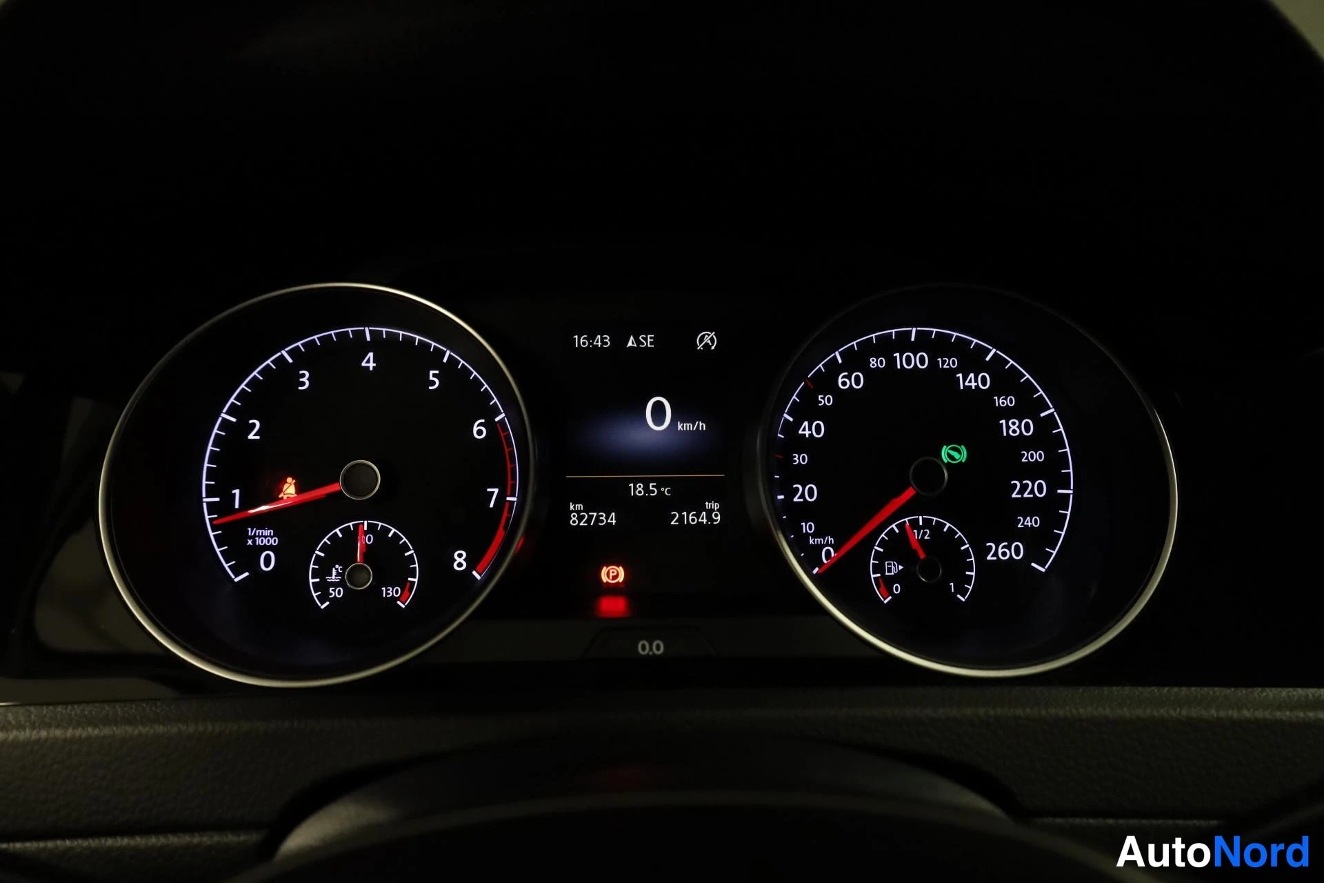 Punainen Volkswagen Golf 2016, yksityiskohta, kuva 17