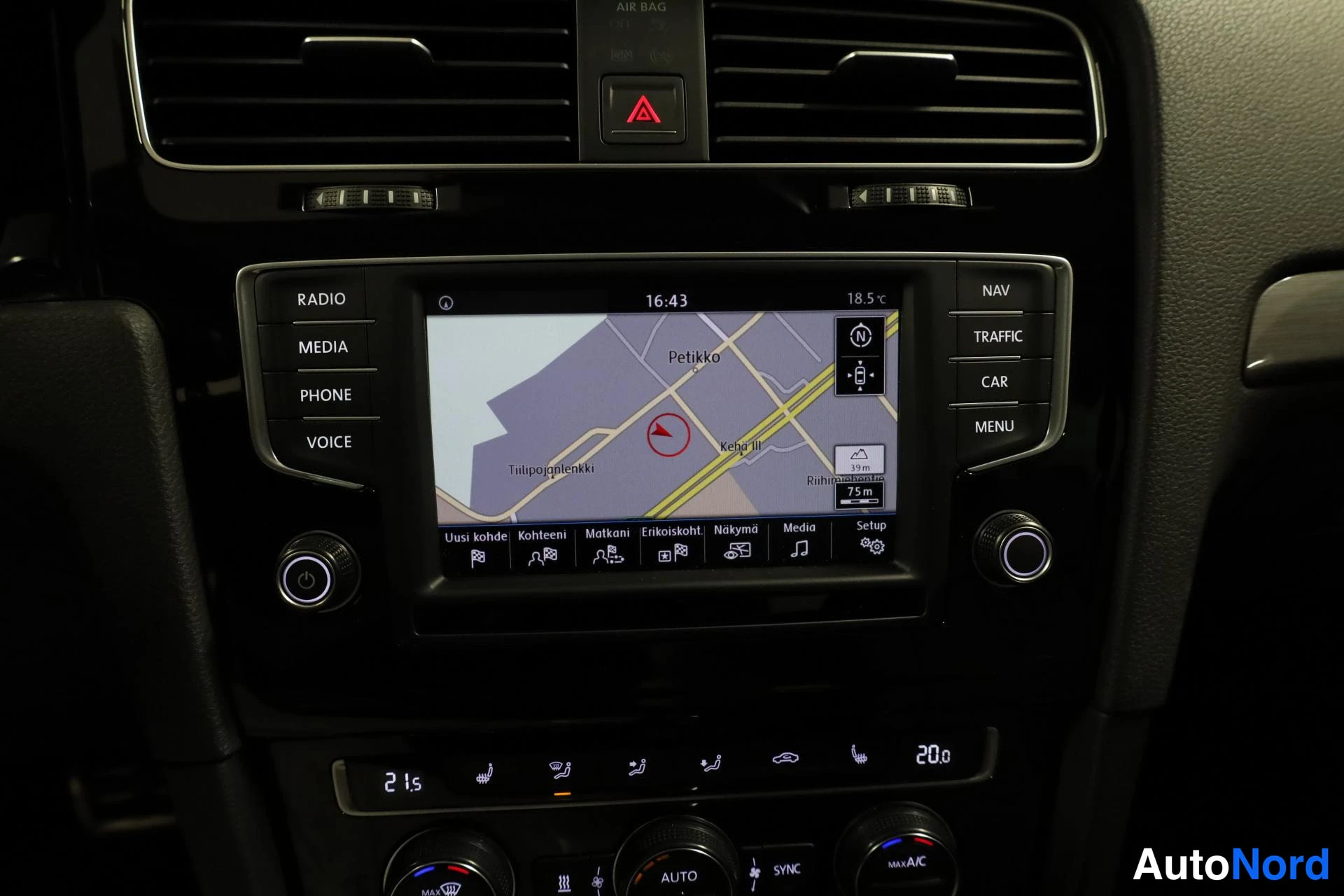 Punainen Volkswagen Golf 2016, yksityiskohta, kuva 18