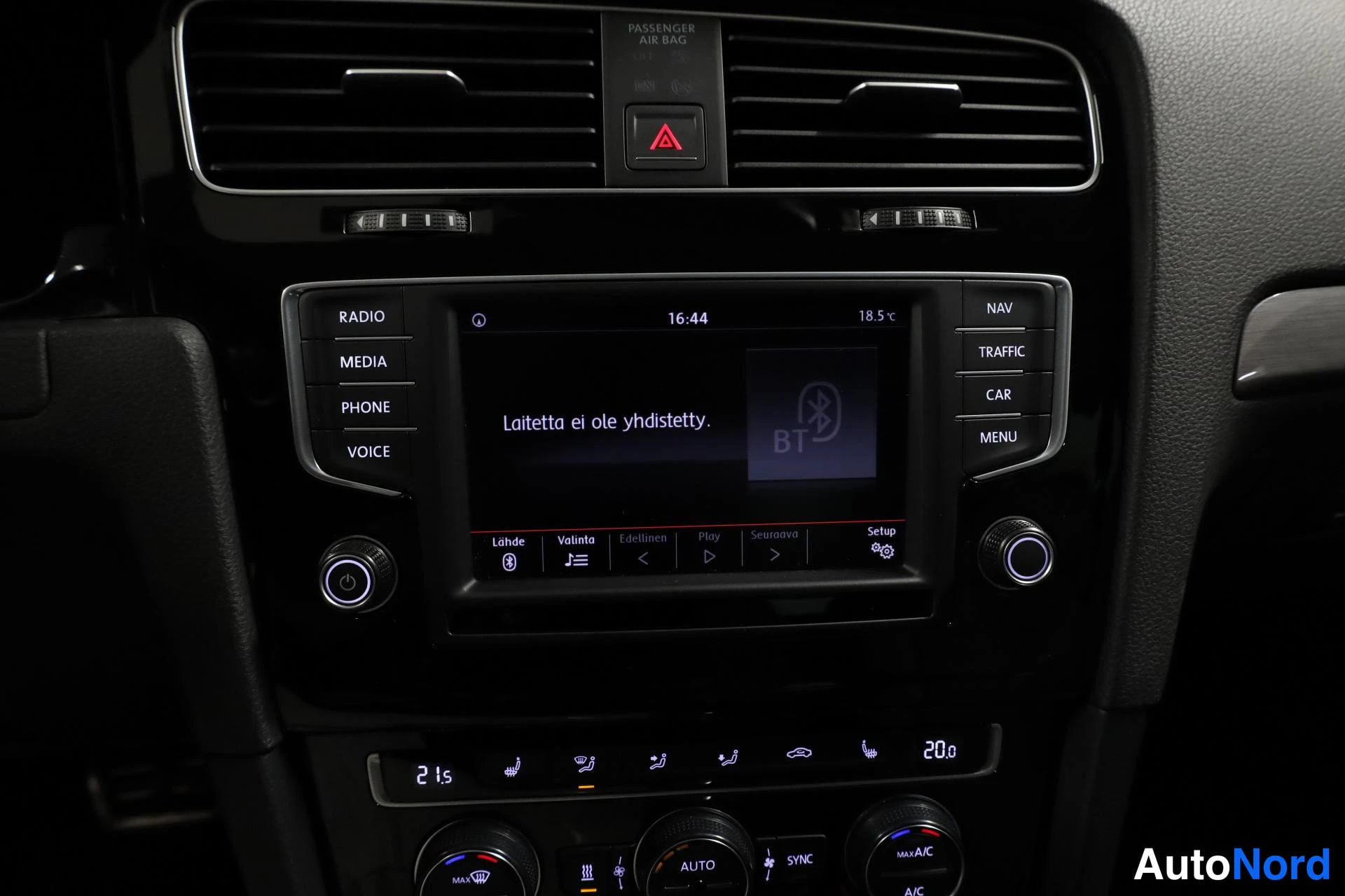 Punainen Volkswagen Golf 2016, yksityiskohta, kuva 19