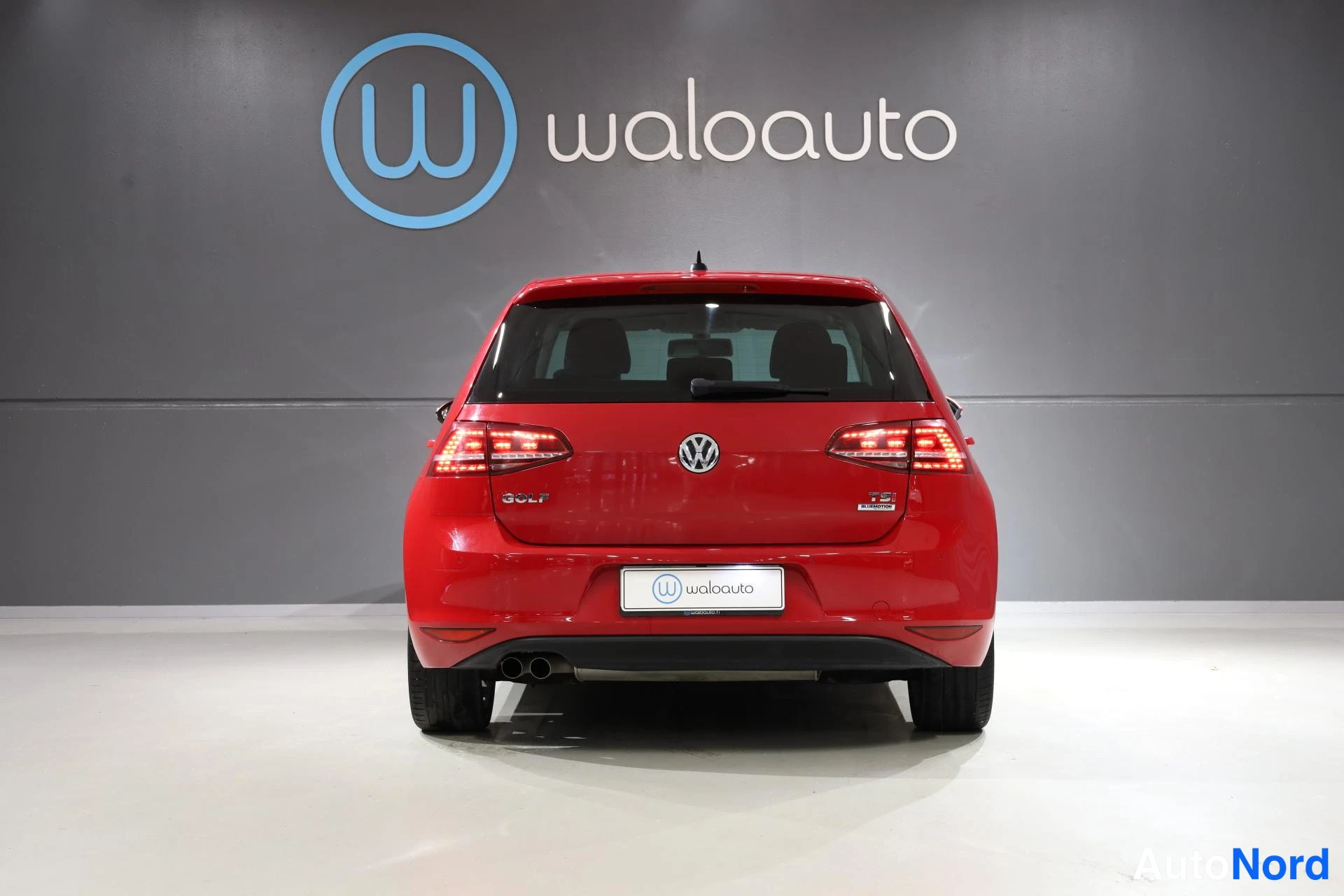 Punainen Volkswagen Golf 2016, takaa, kuva 8