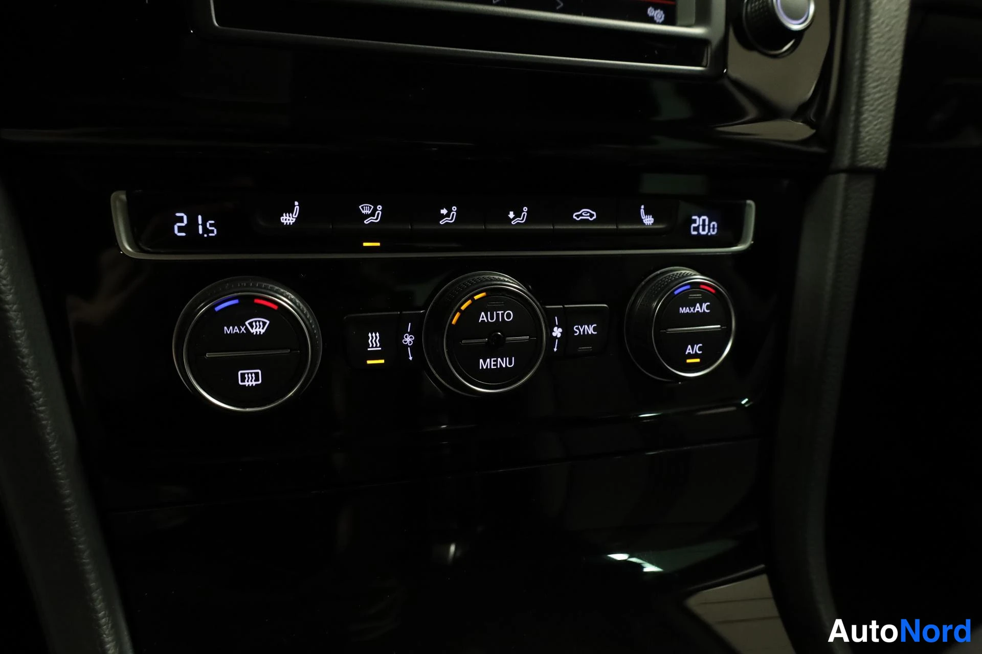 Punainen Volkswagen Golf 2016, yksityiskohta, kuva 21
