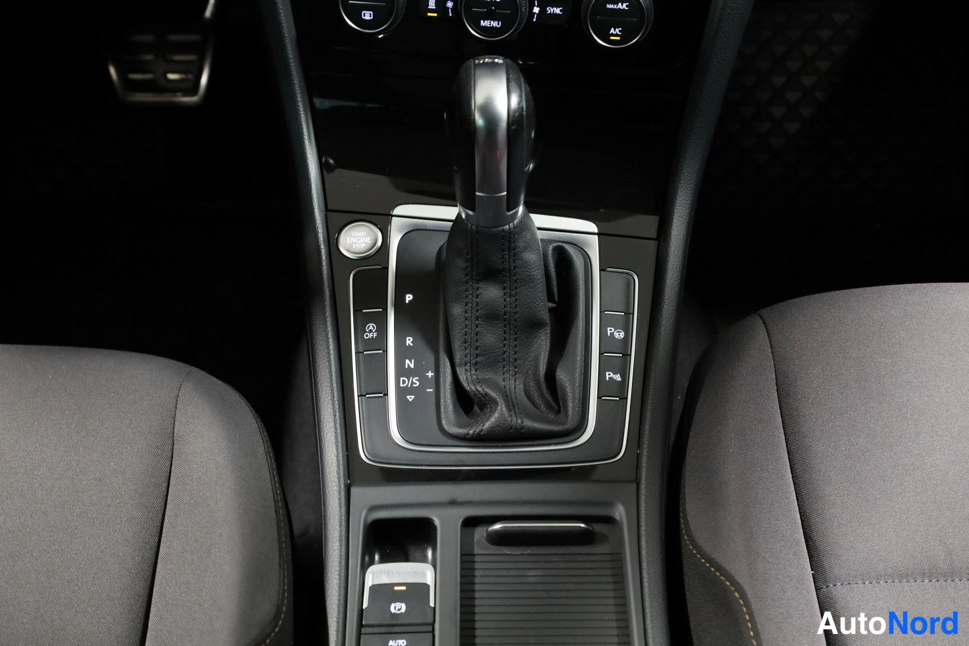 Punainen Volkswagen Golf 2016, yksityiskohta, kuva 22