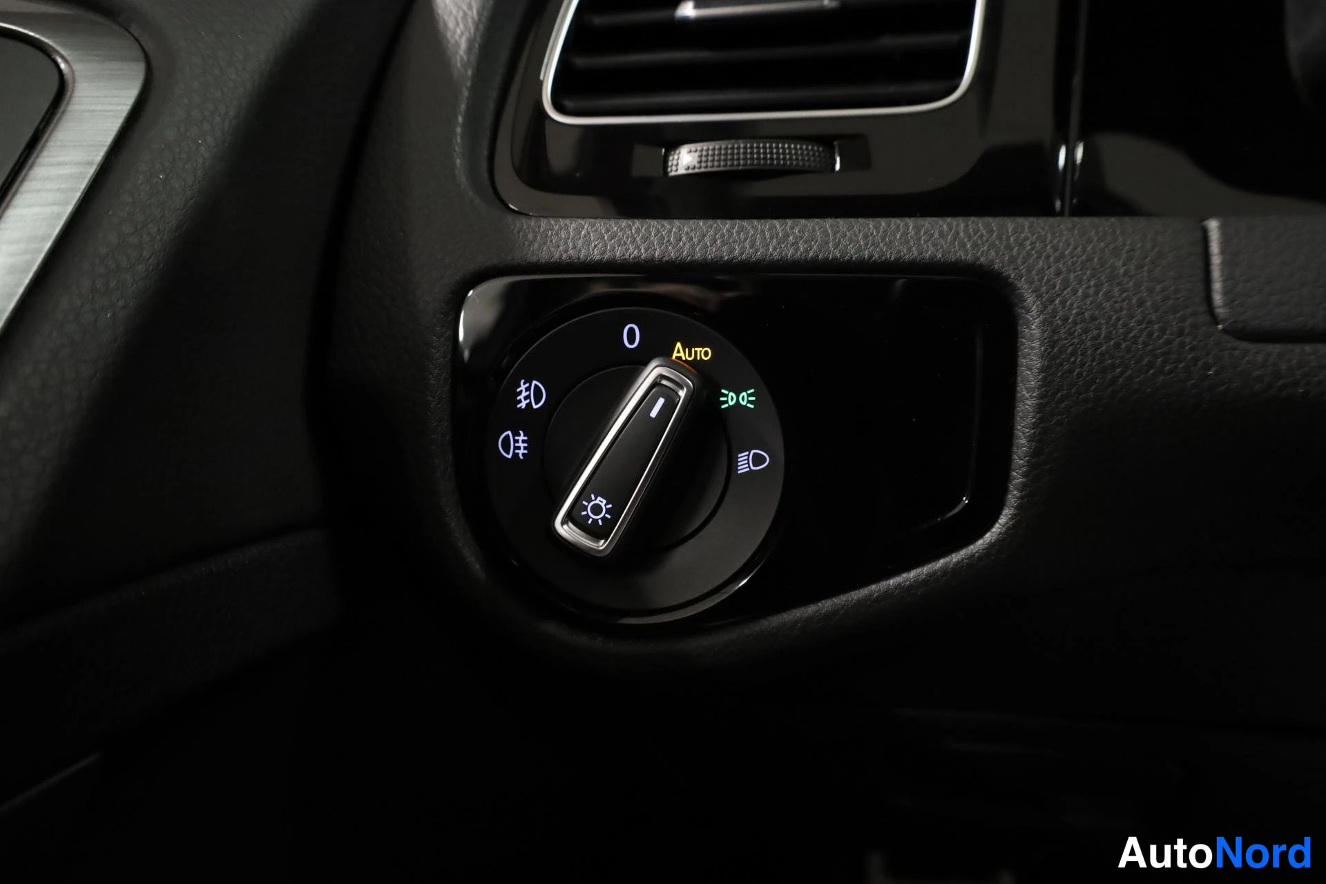 Punainen Volkswagen Golf 2016, yksityiskohta, kuva 23