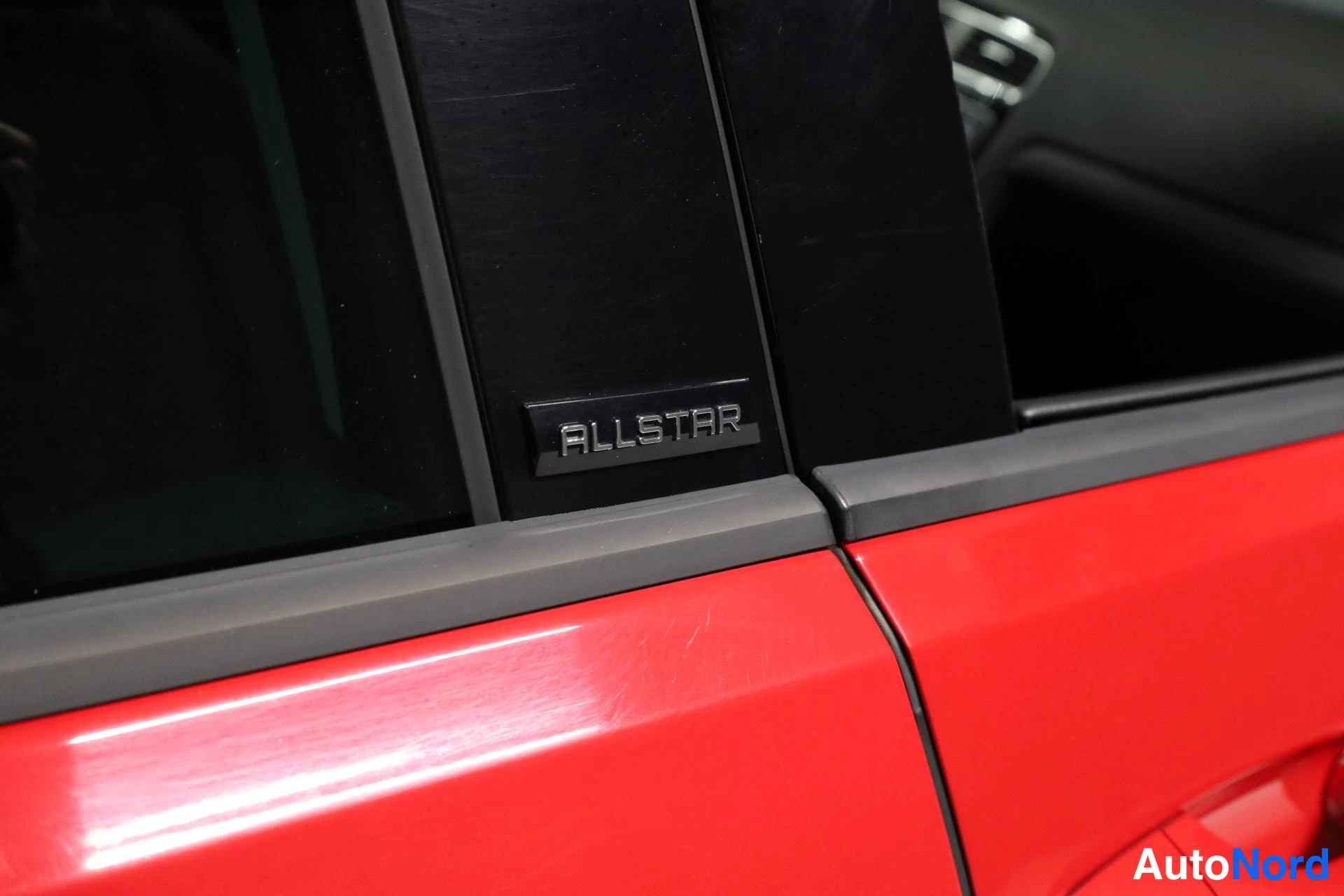 Punainen Volkswagen Golf 2016, yksityiskohta, kuva 25