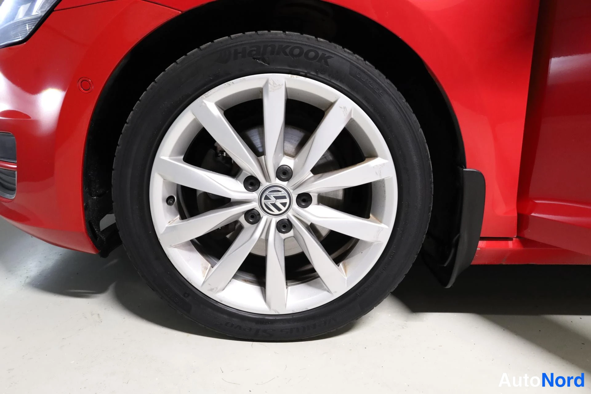 Punainen Volkswagen Golf 2016, yksityiskohta, kuva 26