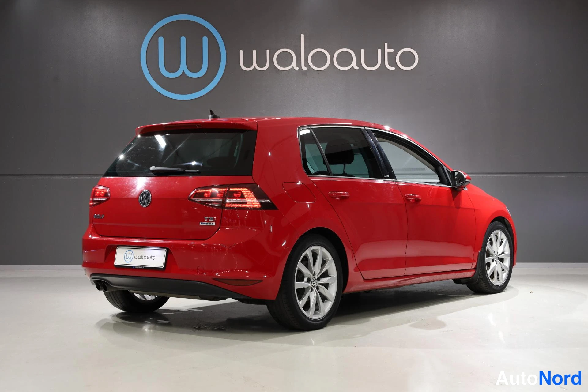Punainen Volkswagen Golf 2016, takaviisto, kuva 7