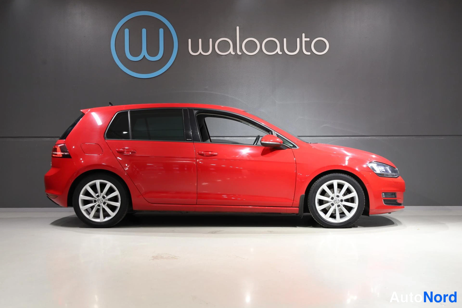 Punainen Volkswagen Golf 2016, etuviisto, keula oikealle, kuva 3