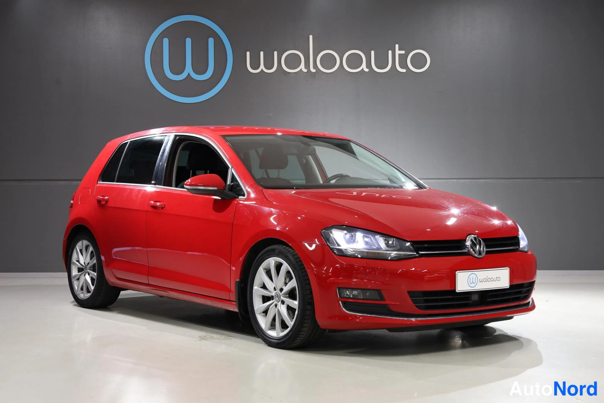 Punainen Volkswagen Golf 2016, etuviisto, keula oikealle, kuva 4