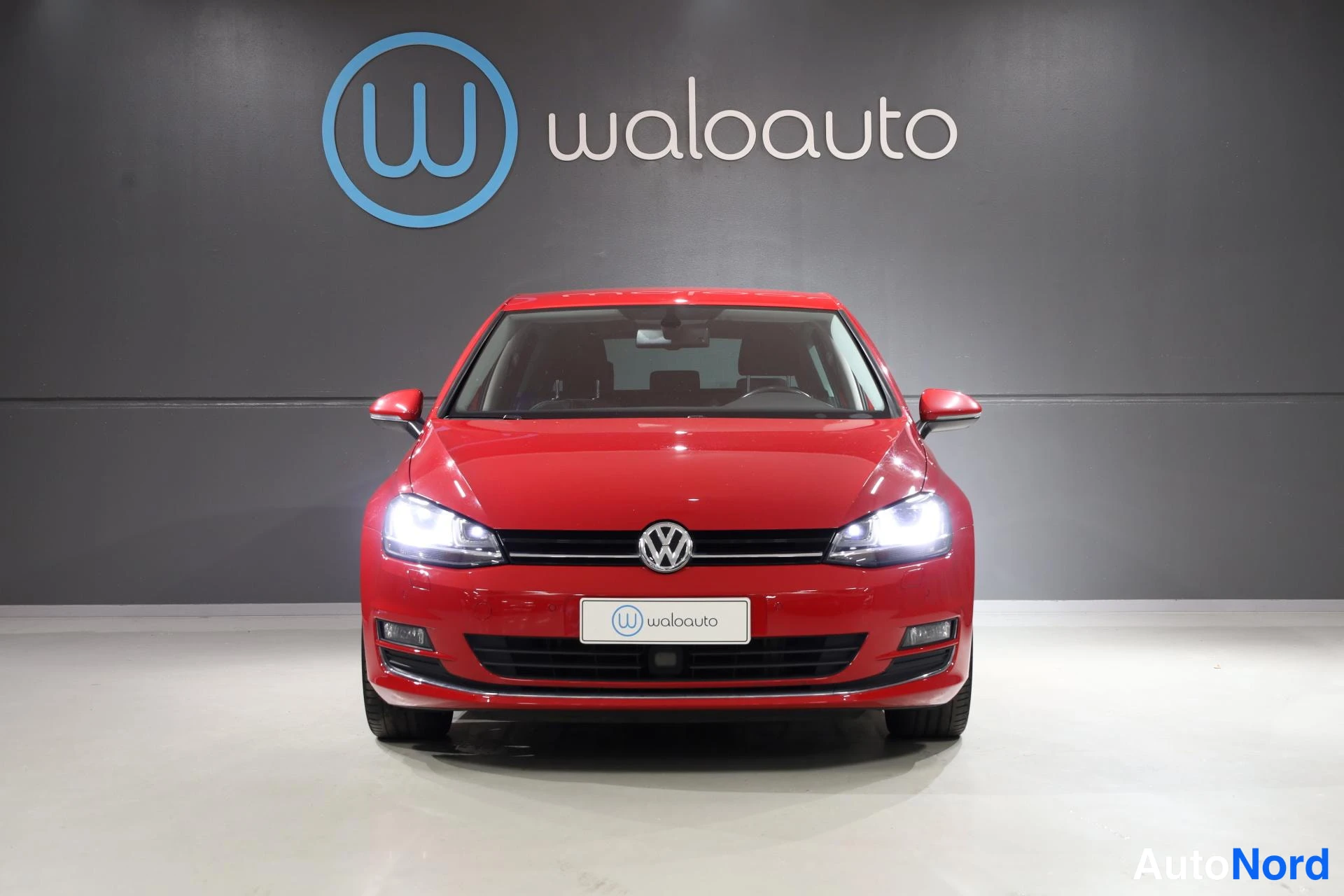 Punainen Volkswagen Golf 2016, edestä, kuva 5