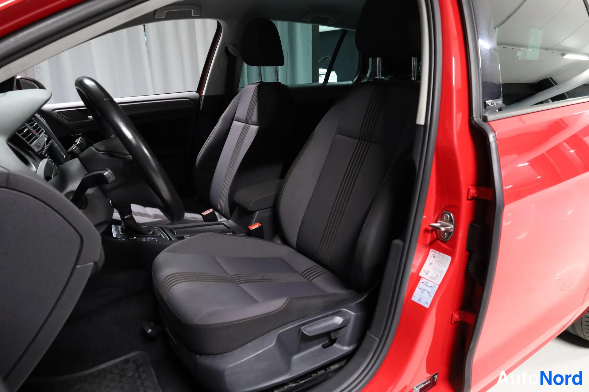 Punainen Volkswagen Golf 2016, etuistuimet, kuva 13