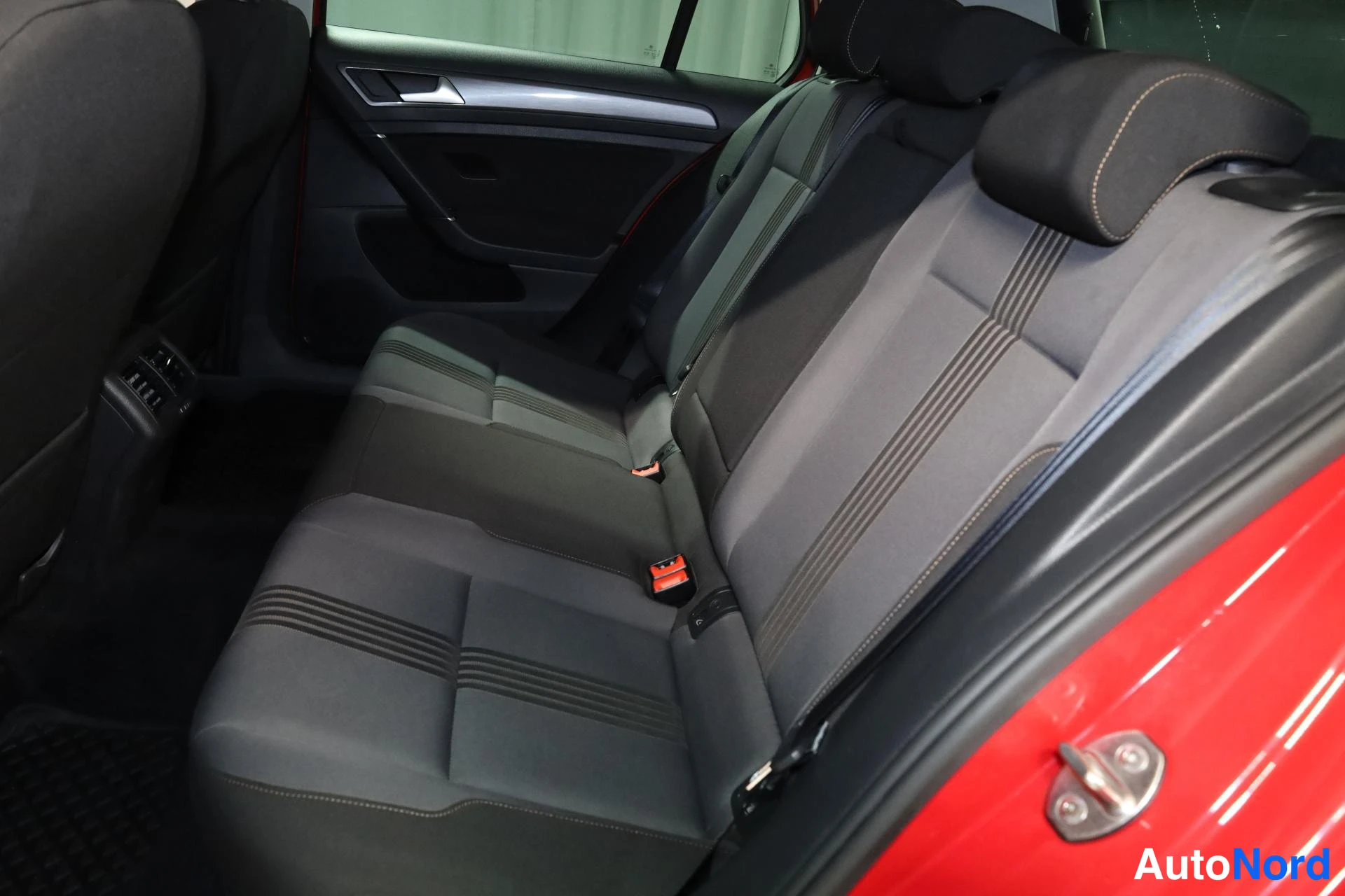Punainen Volkswagen Golf 2016, takaistuimet, kuva 15