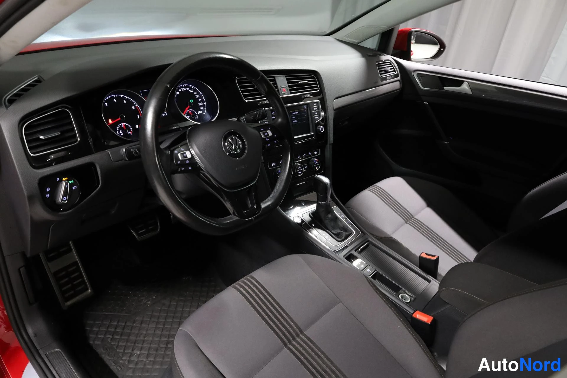 Punainen Volkswagen Golf 2016, ohjaamo, kuva 9
