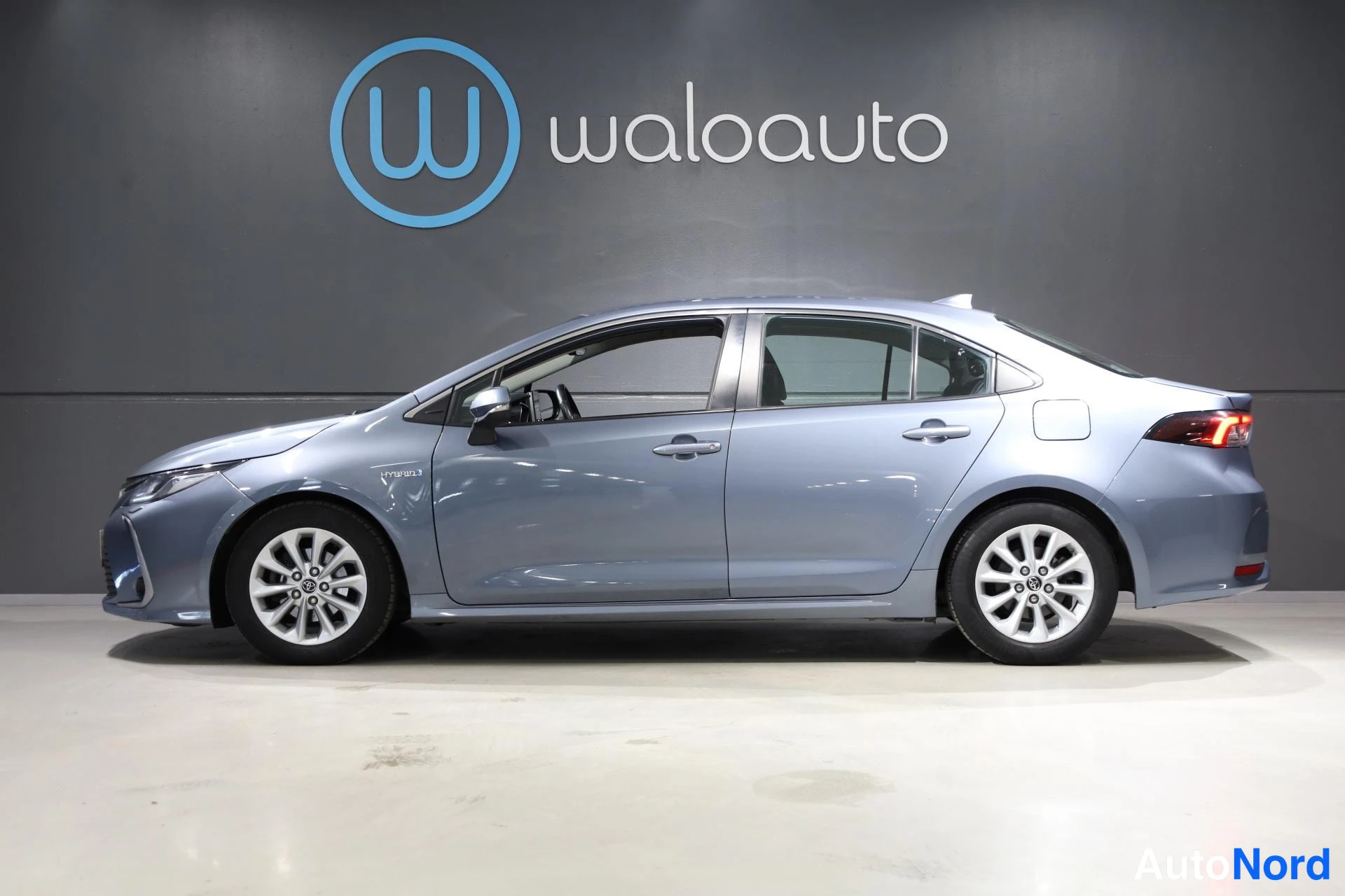 Hopea Toyota Corolla 2019, etuviisto, keula vasemmalle, kuva 2