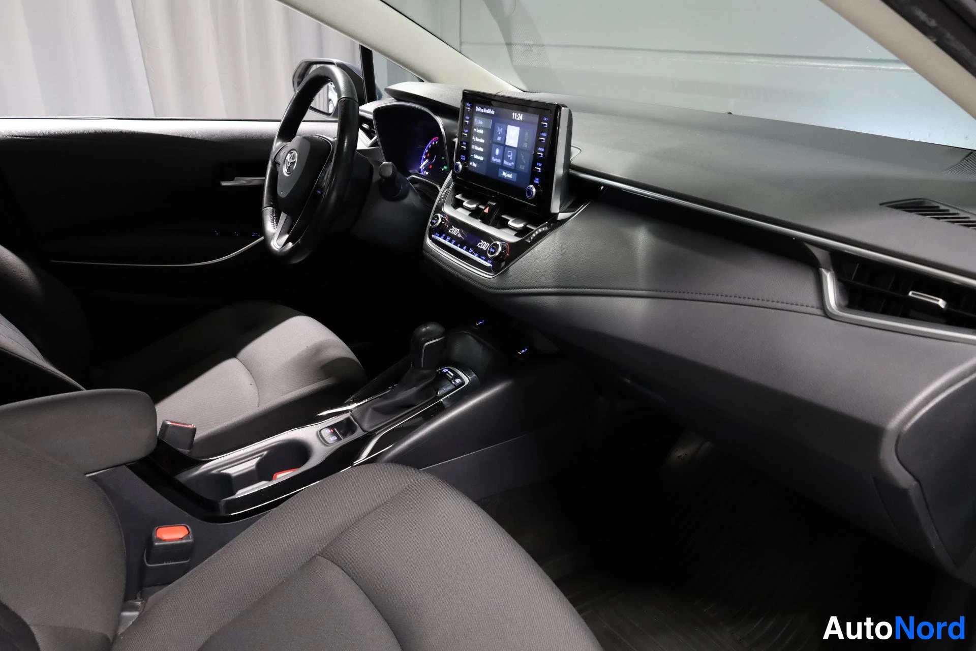 Hopea Toyota Corolla 2019, ohjaamo, kuva 12