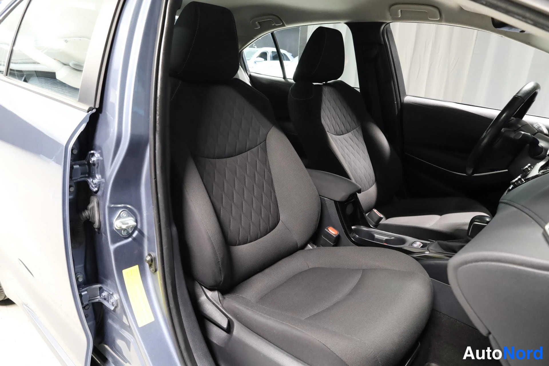 Hopea Toyota Corolla 2019, etuistuimet, kuva 14