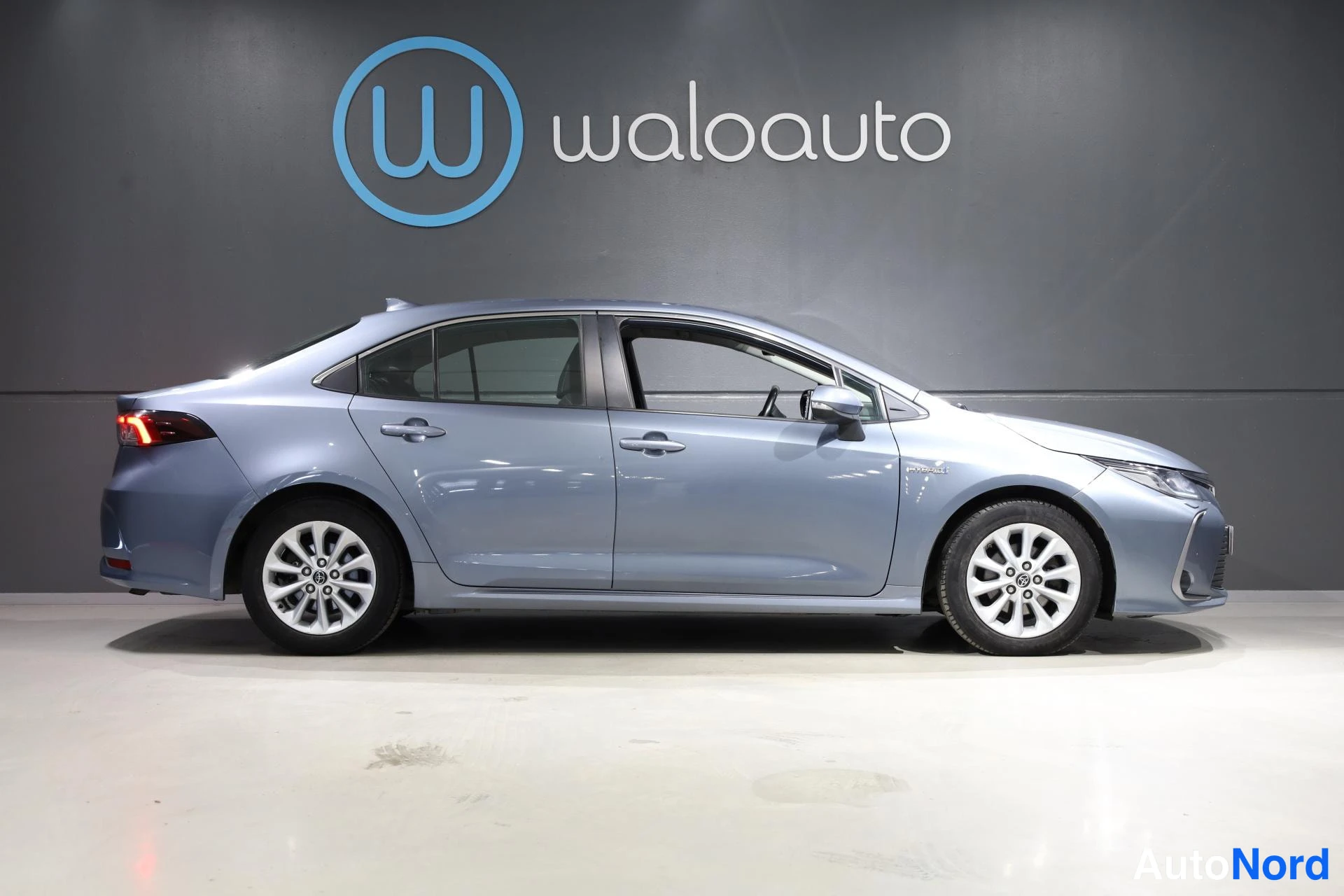Hopea Toyota Corolla 2019, etuviisto, keula oikealle, kuva 3