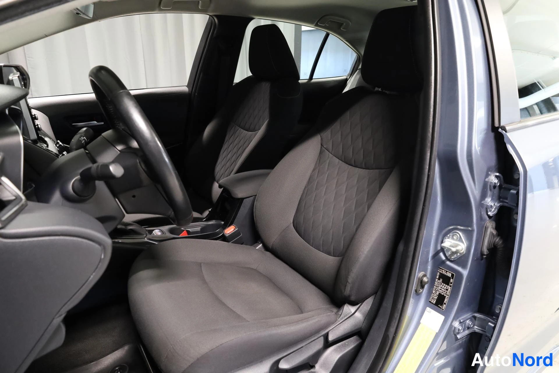 Hopea Toyota Corolla 2019, etuistuimet, kuva 13