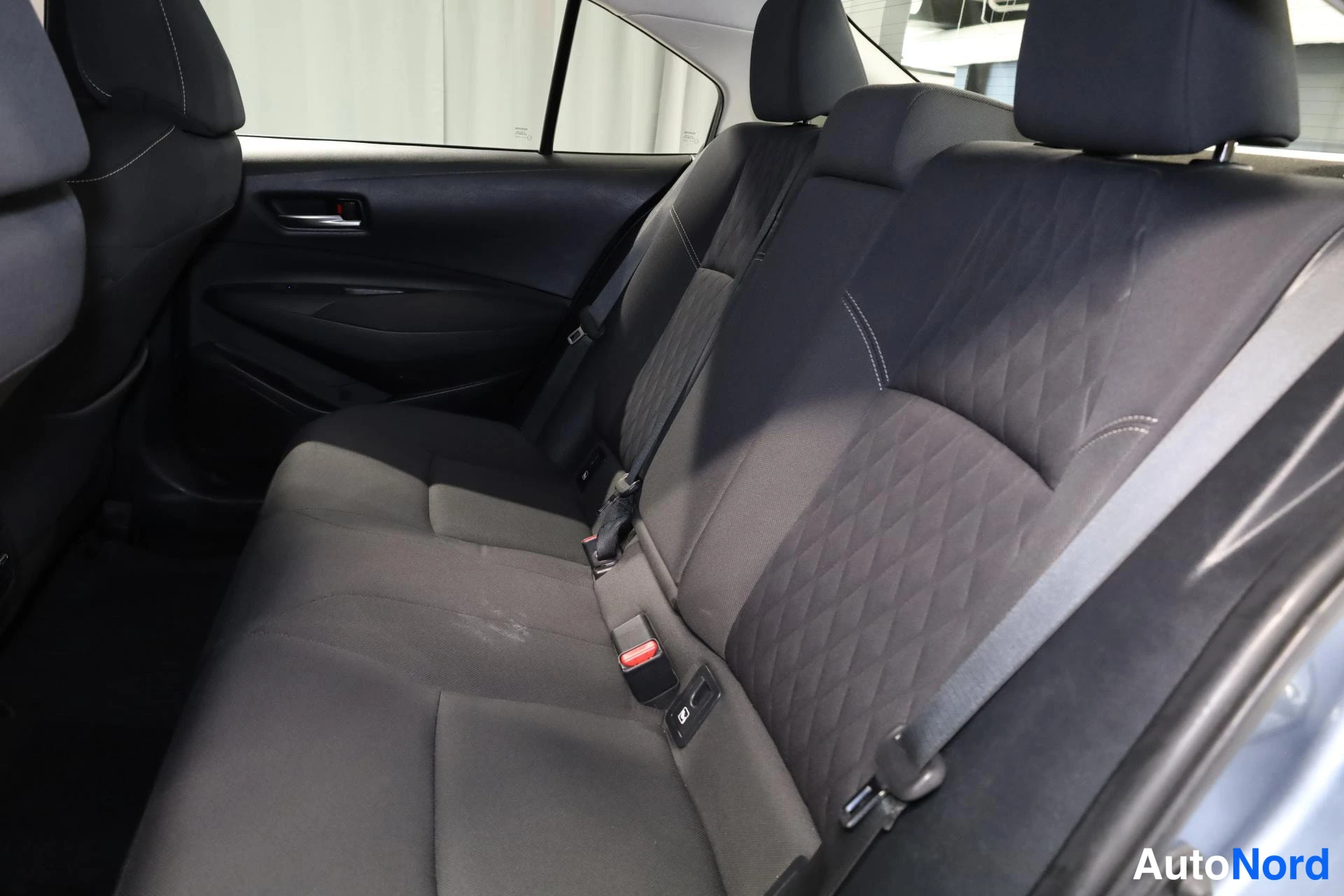 Hopea Toyota Corolla 2019, takaistuimet, kuva 15