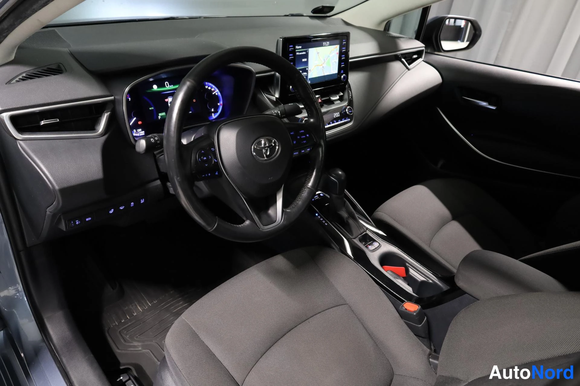 Hopea Toyota Corolla 2019, ohjaamo, kuva 11