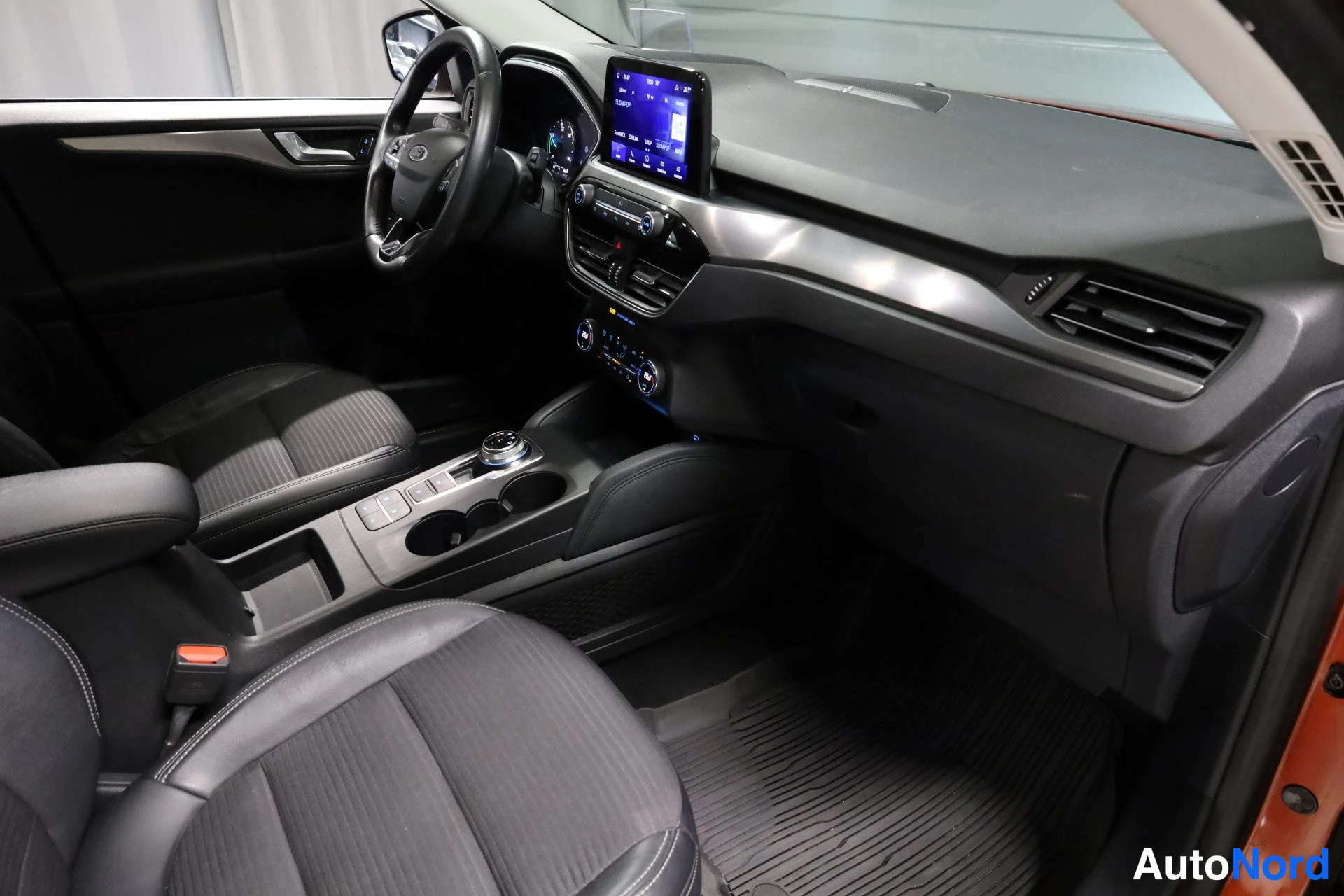 Oranssi Ford Kuga 2021, ohjaamo, kuva 11