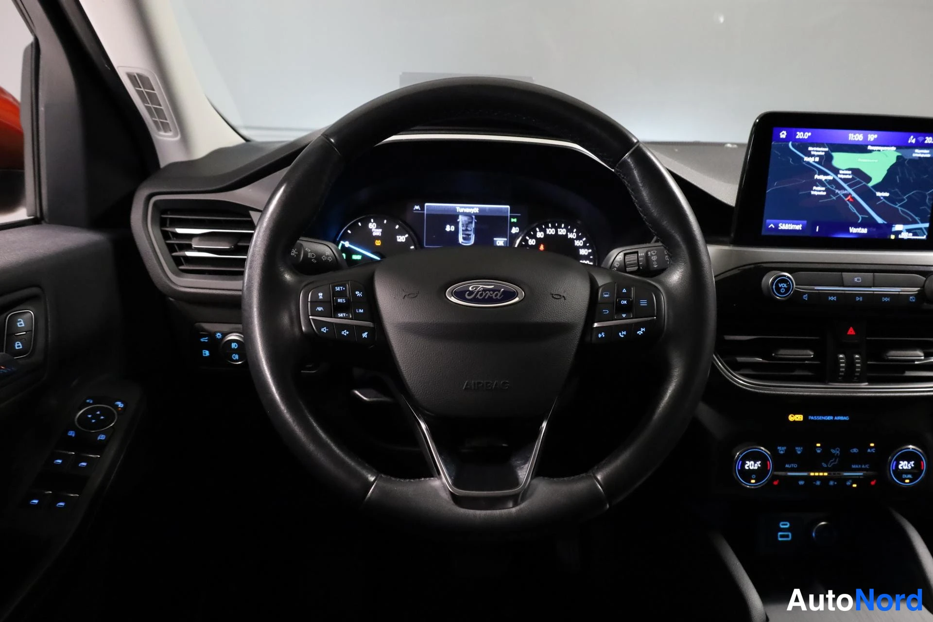 Oranssi Ford Kuga 2021, ohjaamo, kuva 12