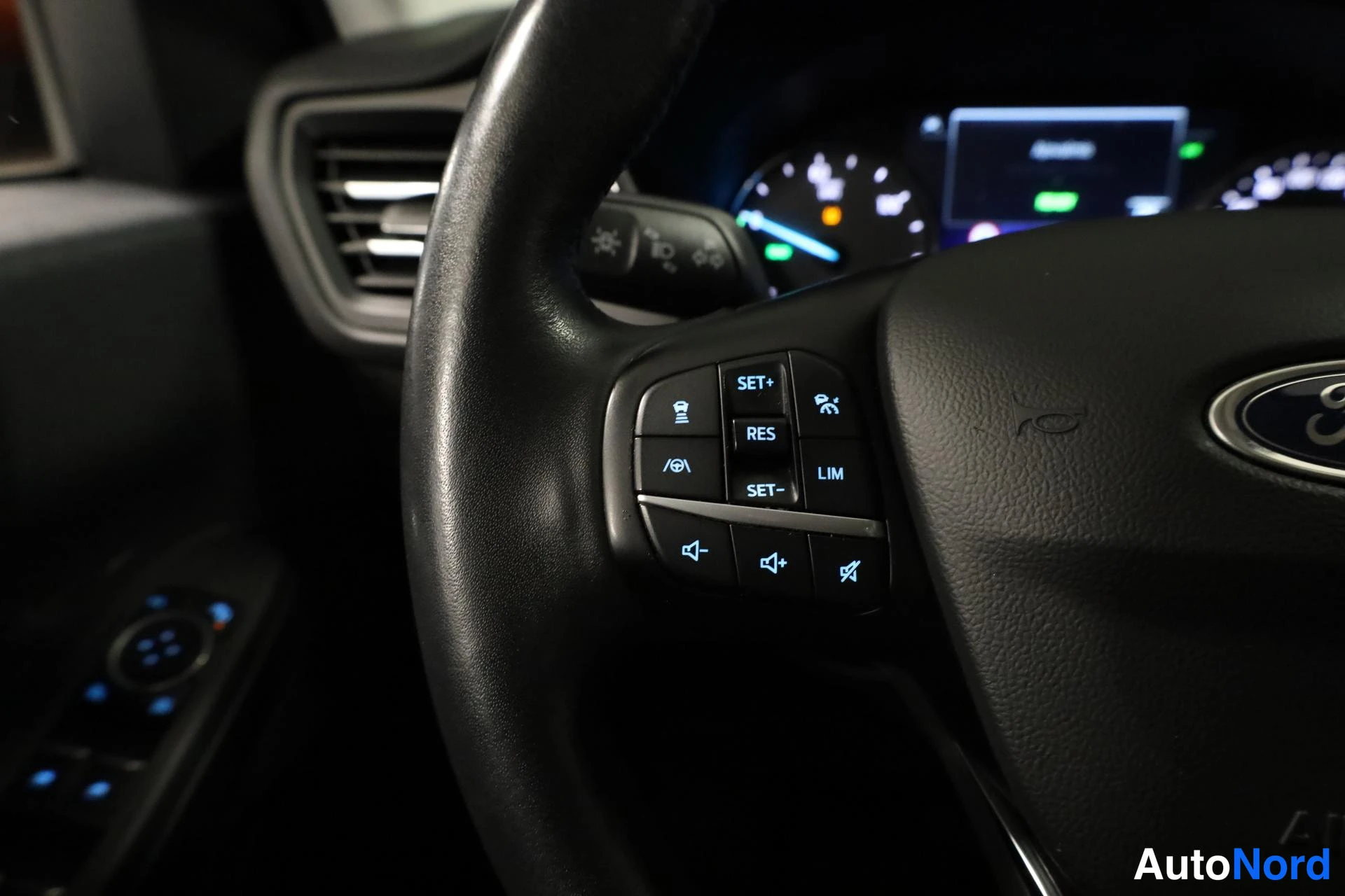 Oranssi Ford Kuga 2021, yksityiskohta, kuva 18