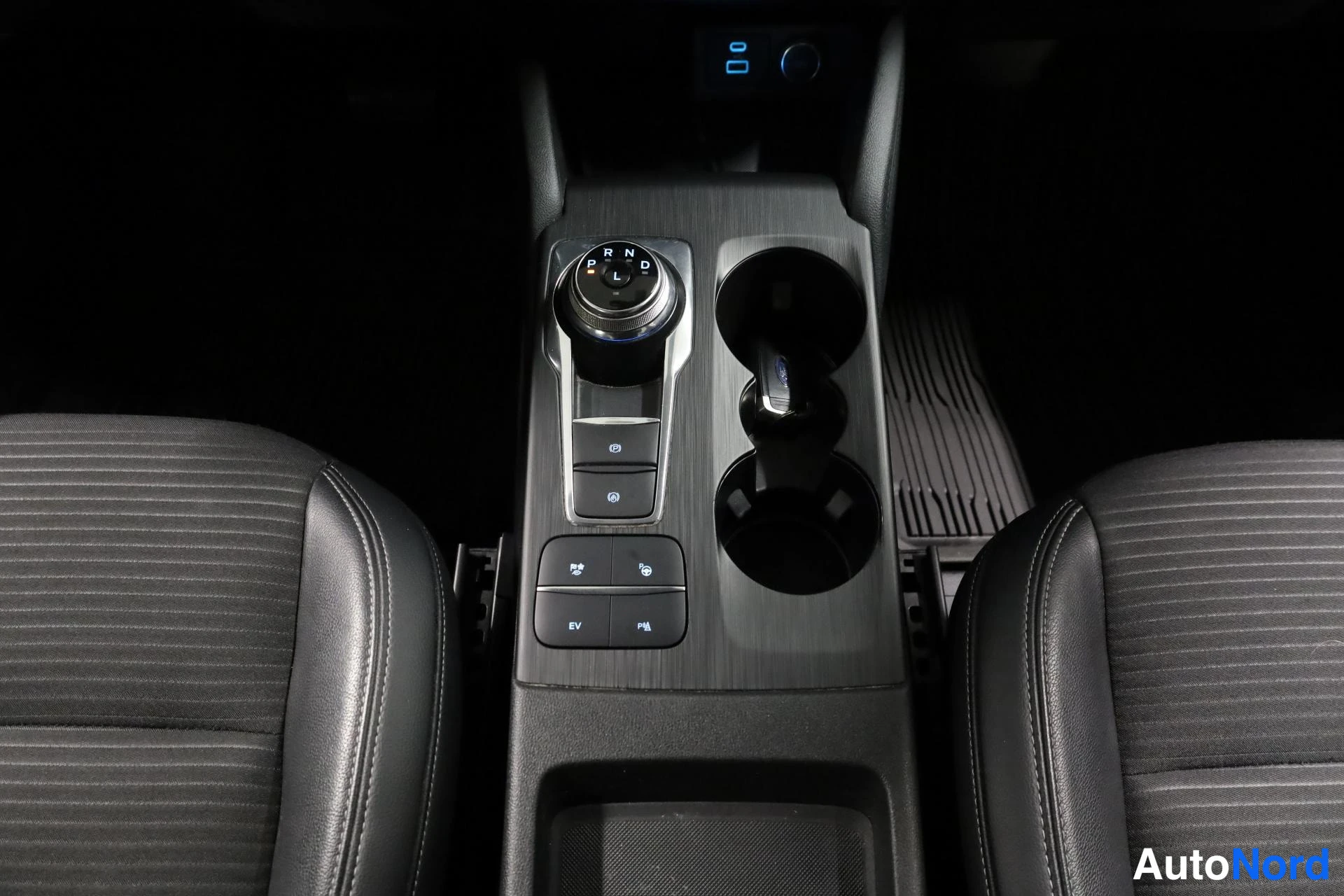 Oranssi Ford Kuga 2021, yksityiskohta, kuva 23