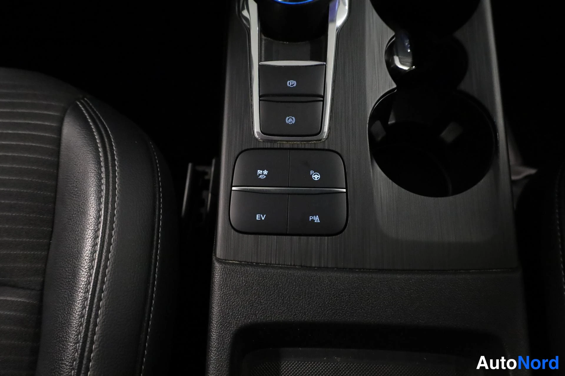 Oranssi Ford Kuga 2021, yksityiskohta, kuva 24