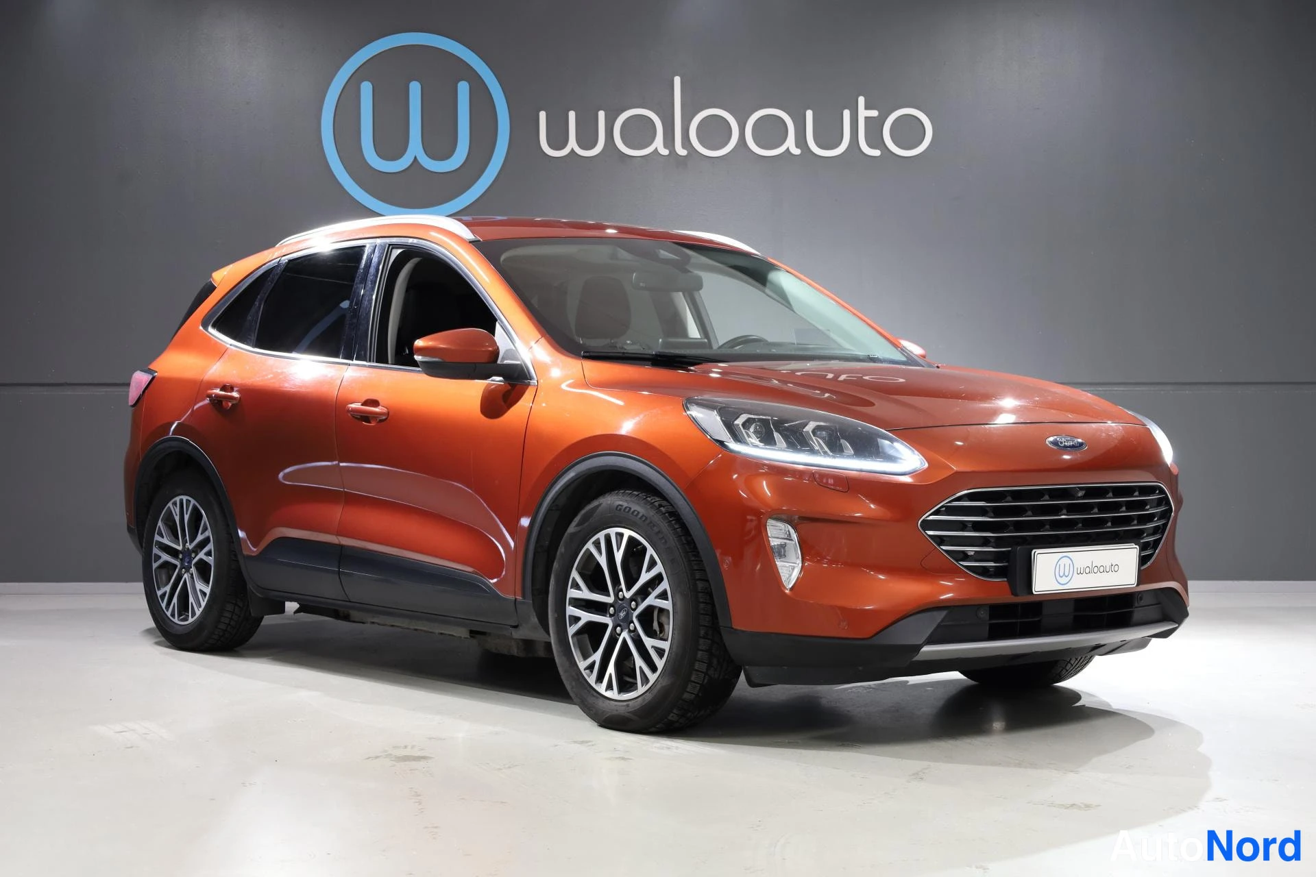 Oranssi Ford Kuga 2021, etuviisto, keula oikealle, kuva 3